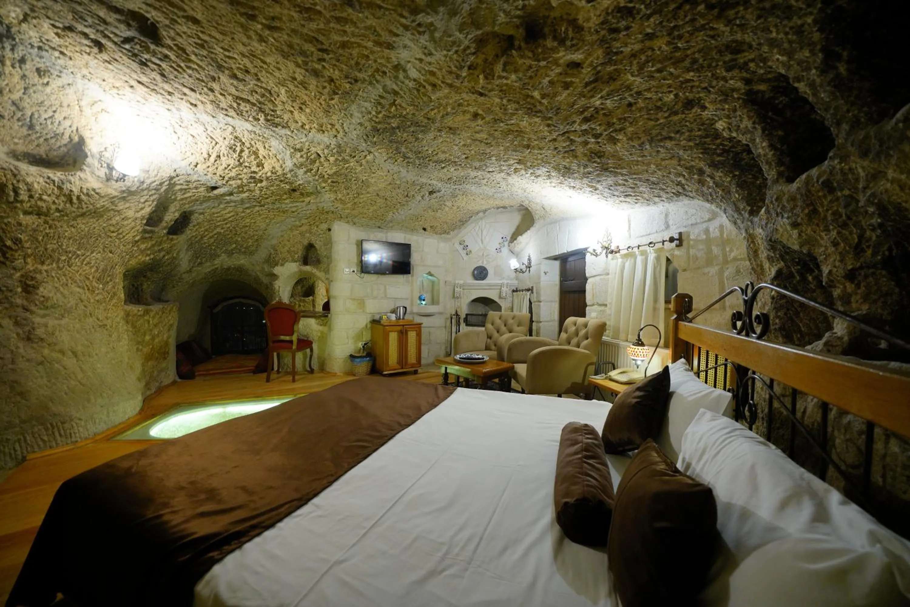 Bed in Harman Cave Hotel