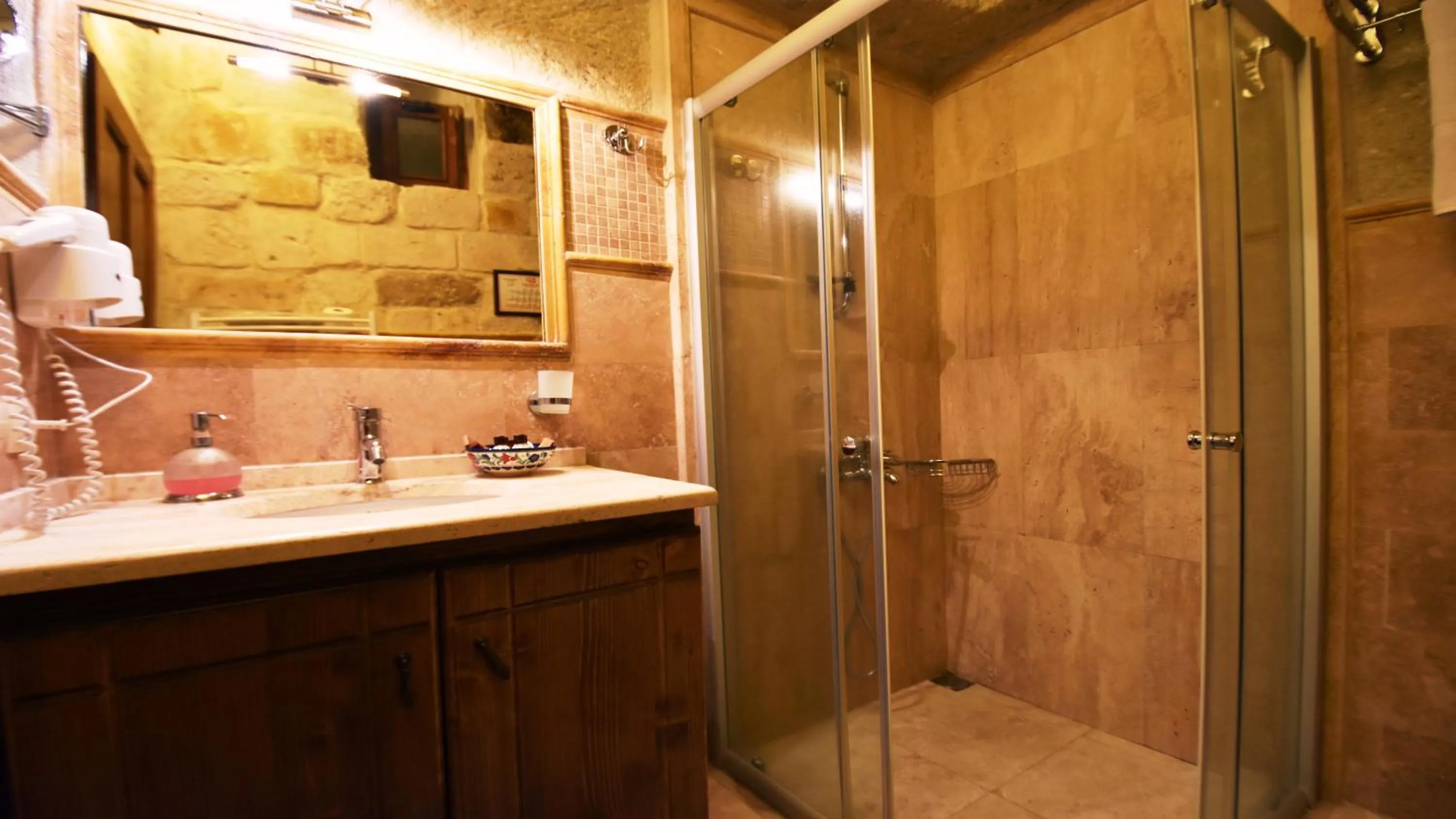 Shower in Harman Cave Hotel