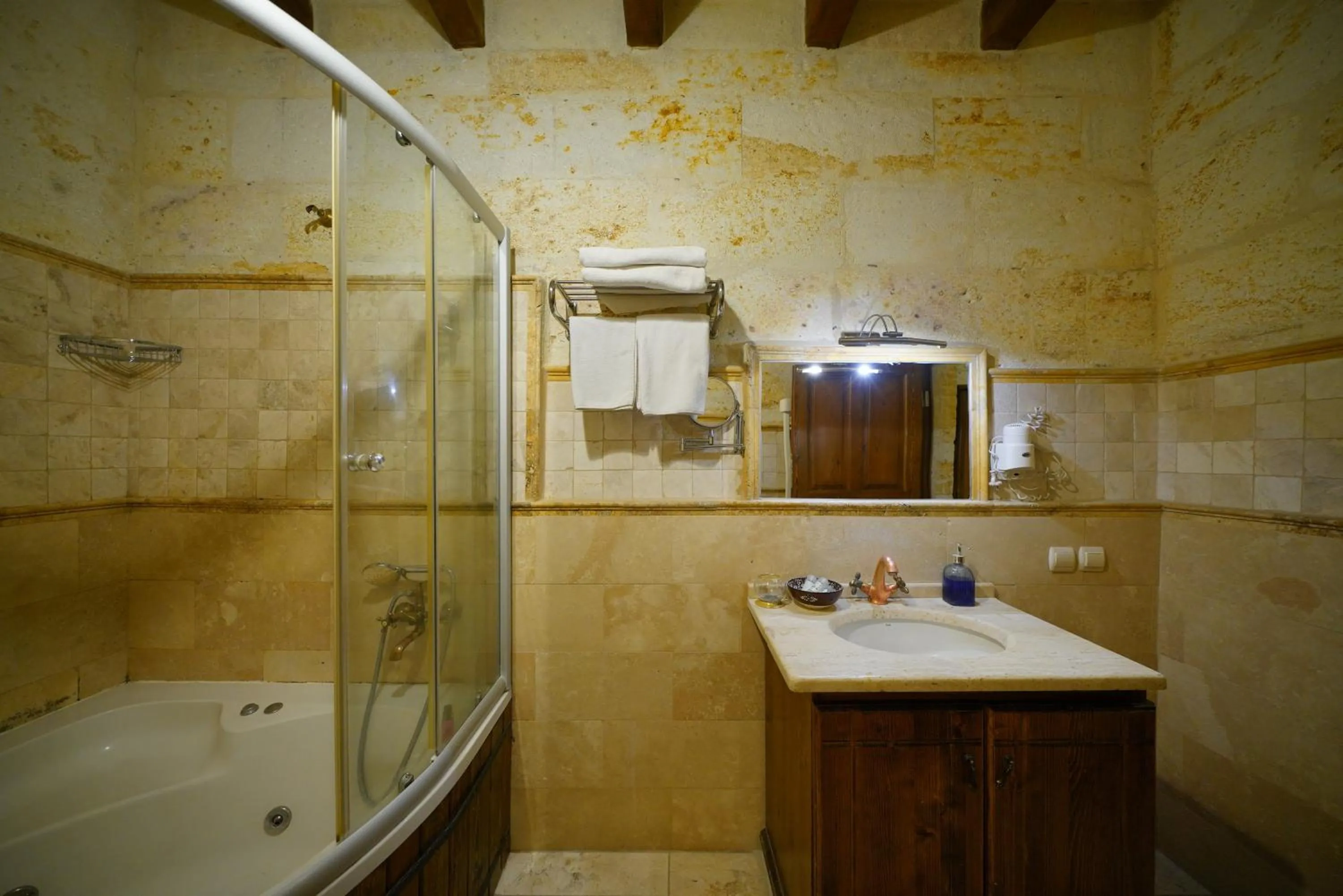 Shower in Harman Cave Hotel