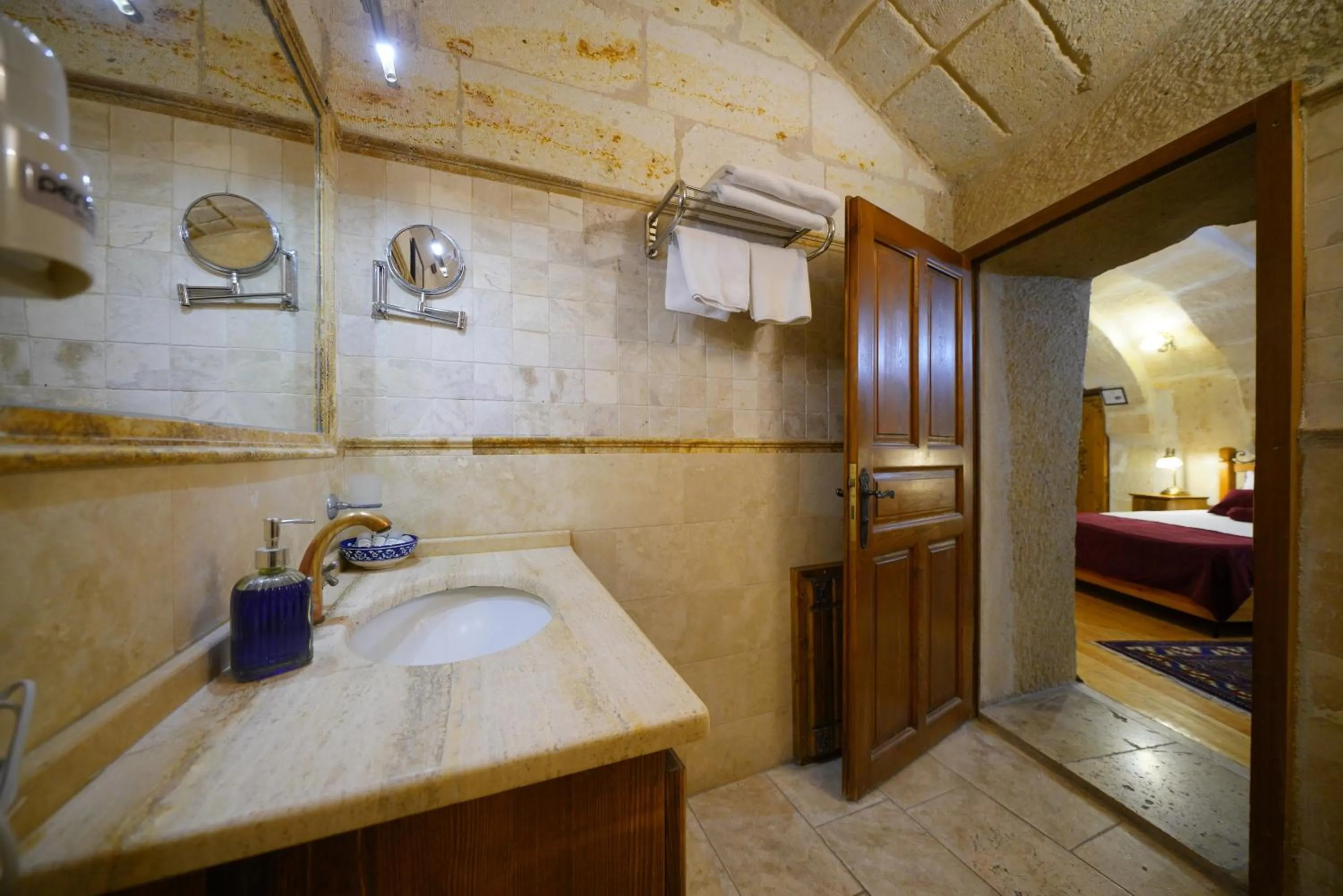 Bathroom, Bed in Harman Cave Hotel