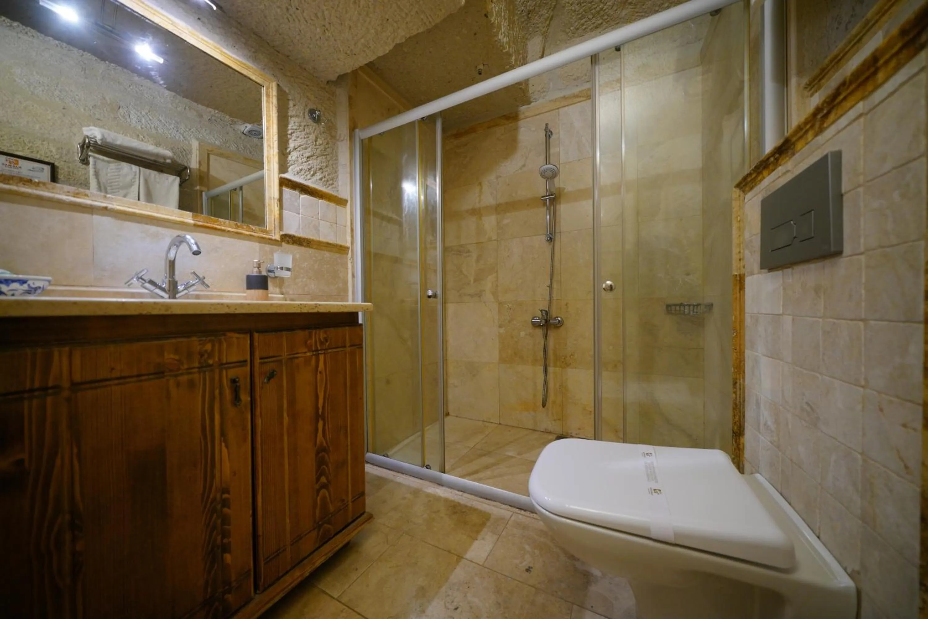 Shower in Harman Cave Hotel