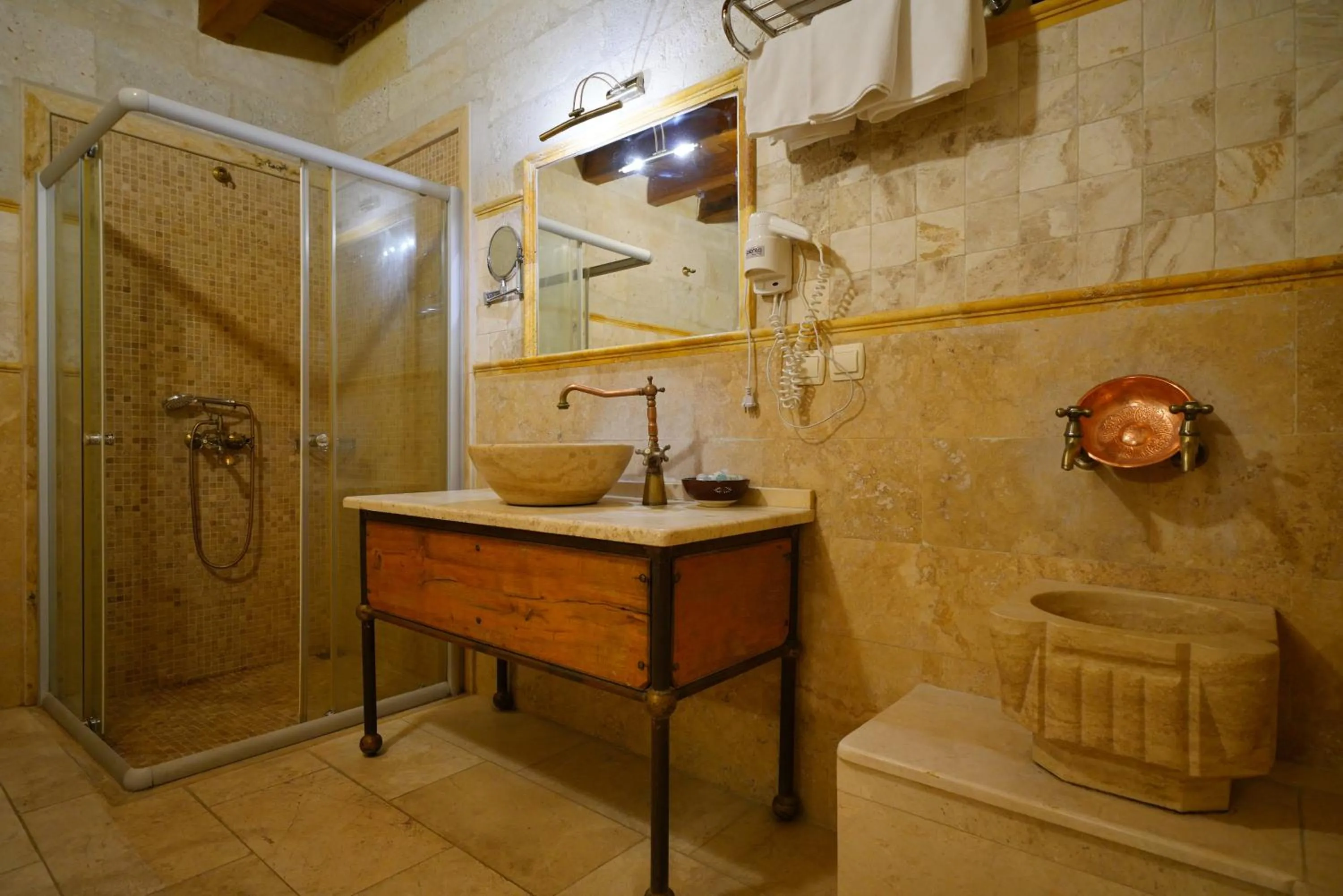 Shower in Harman Cave Hotel