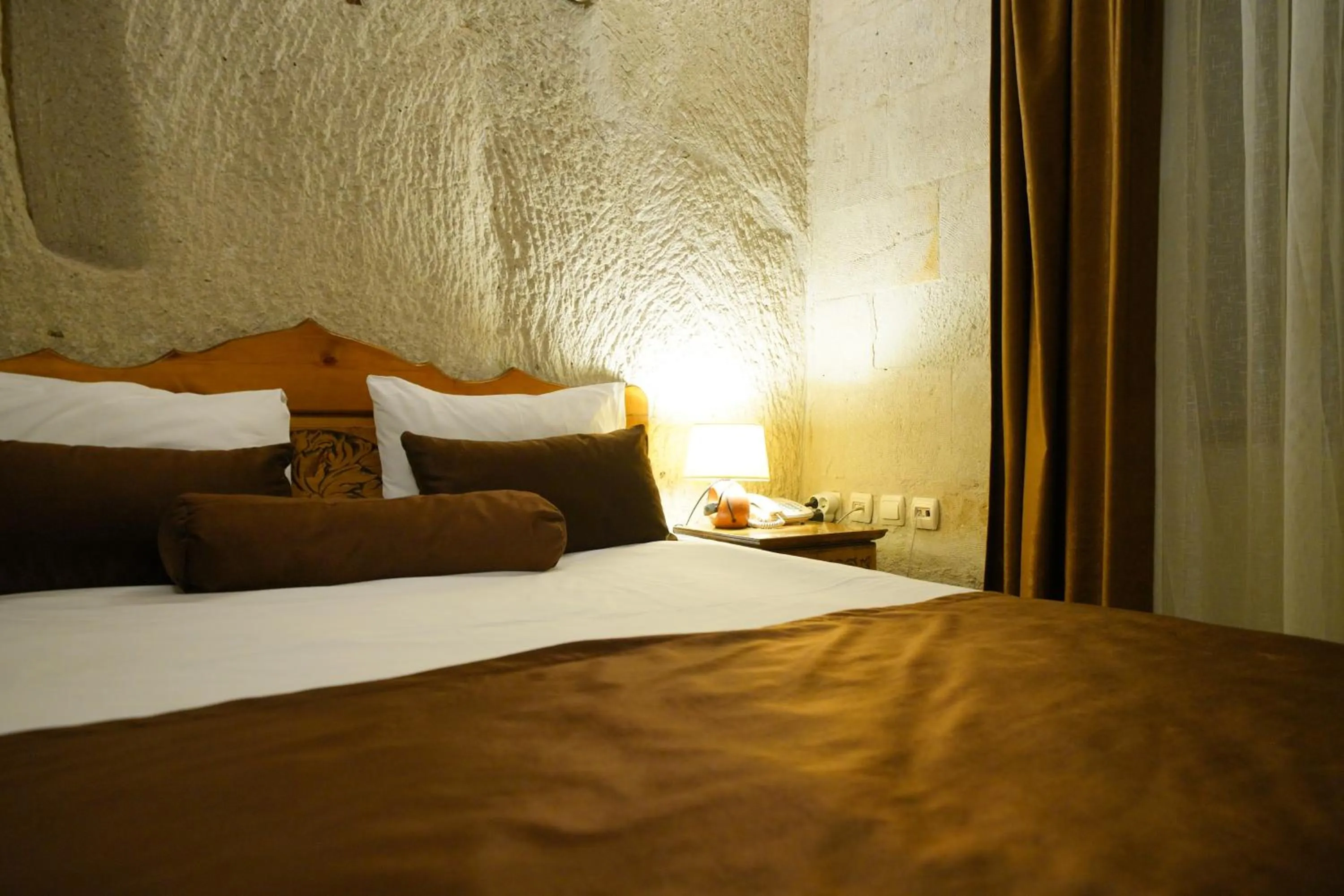 Bed in Harman Cave Hotel