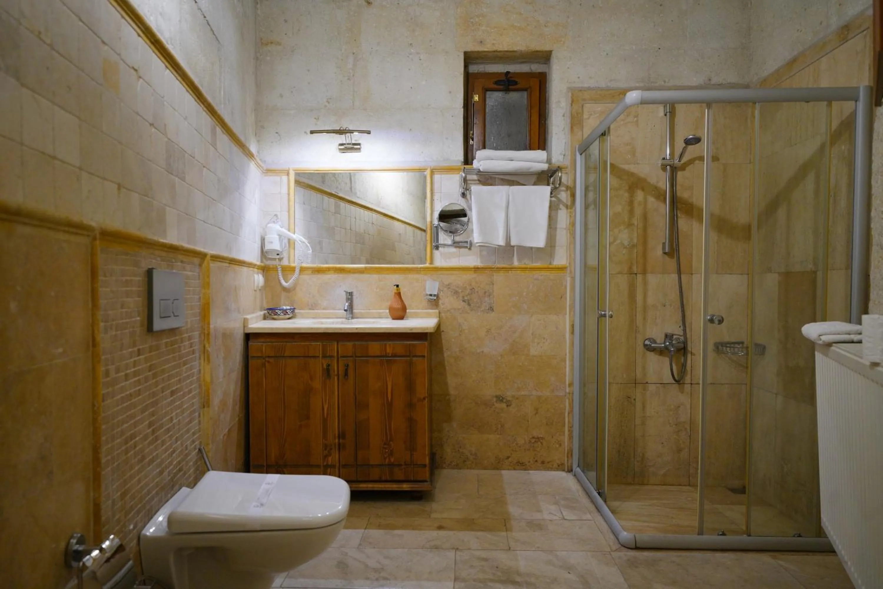 Shower in Harman Cave Hotel