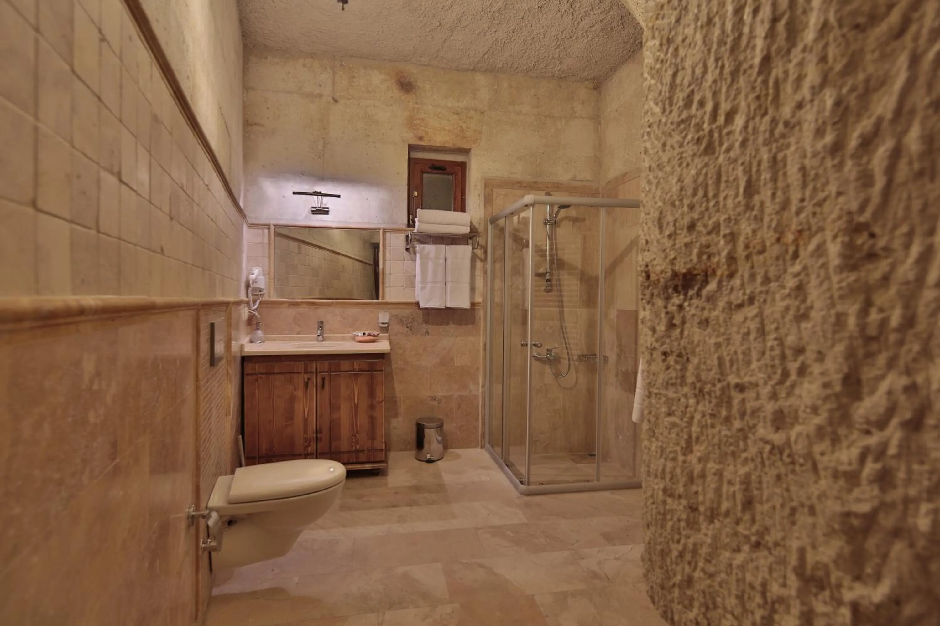 Shower in Harman Cave Hotel