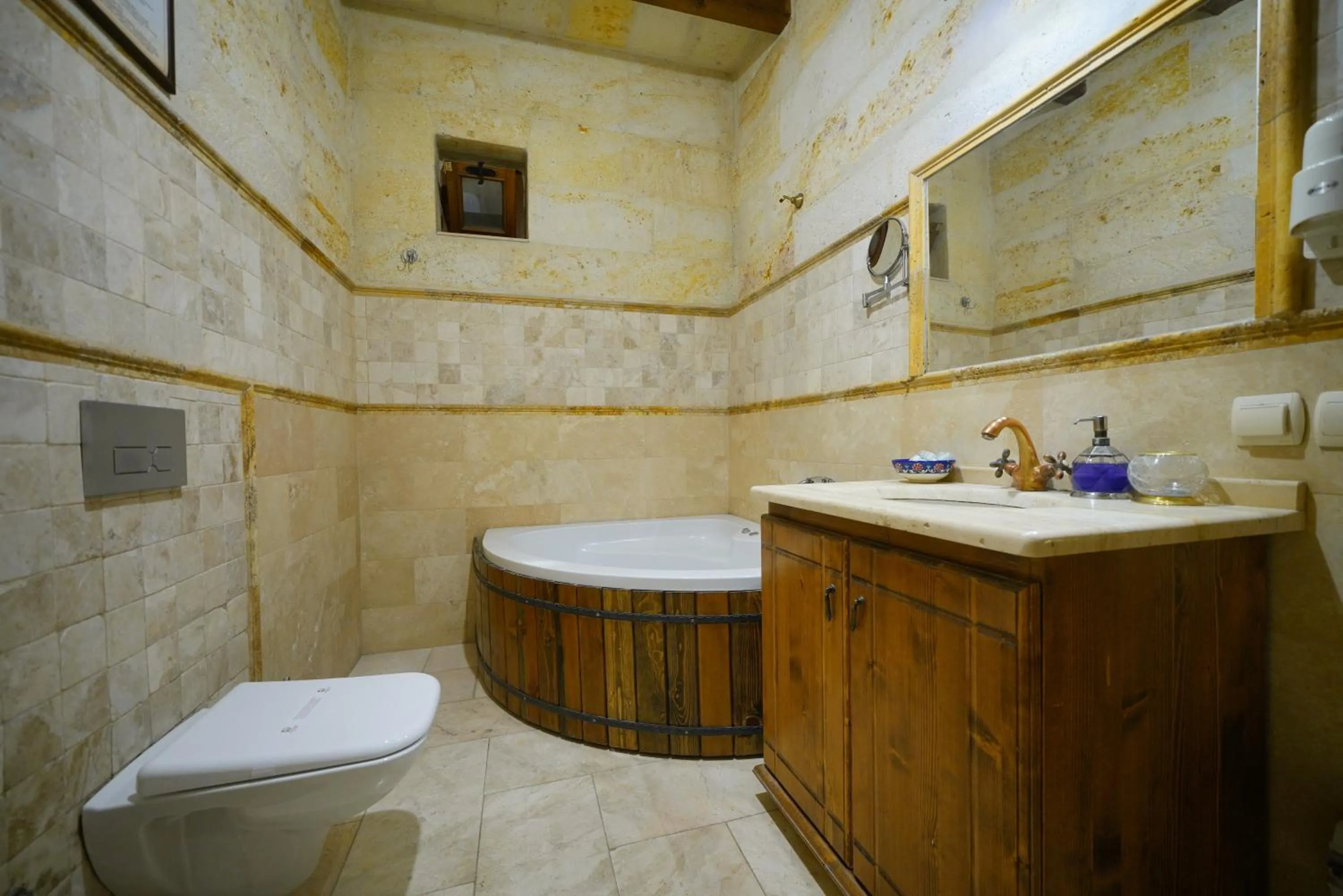 Shower in Harman Cave Hotel