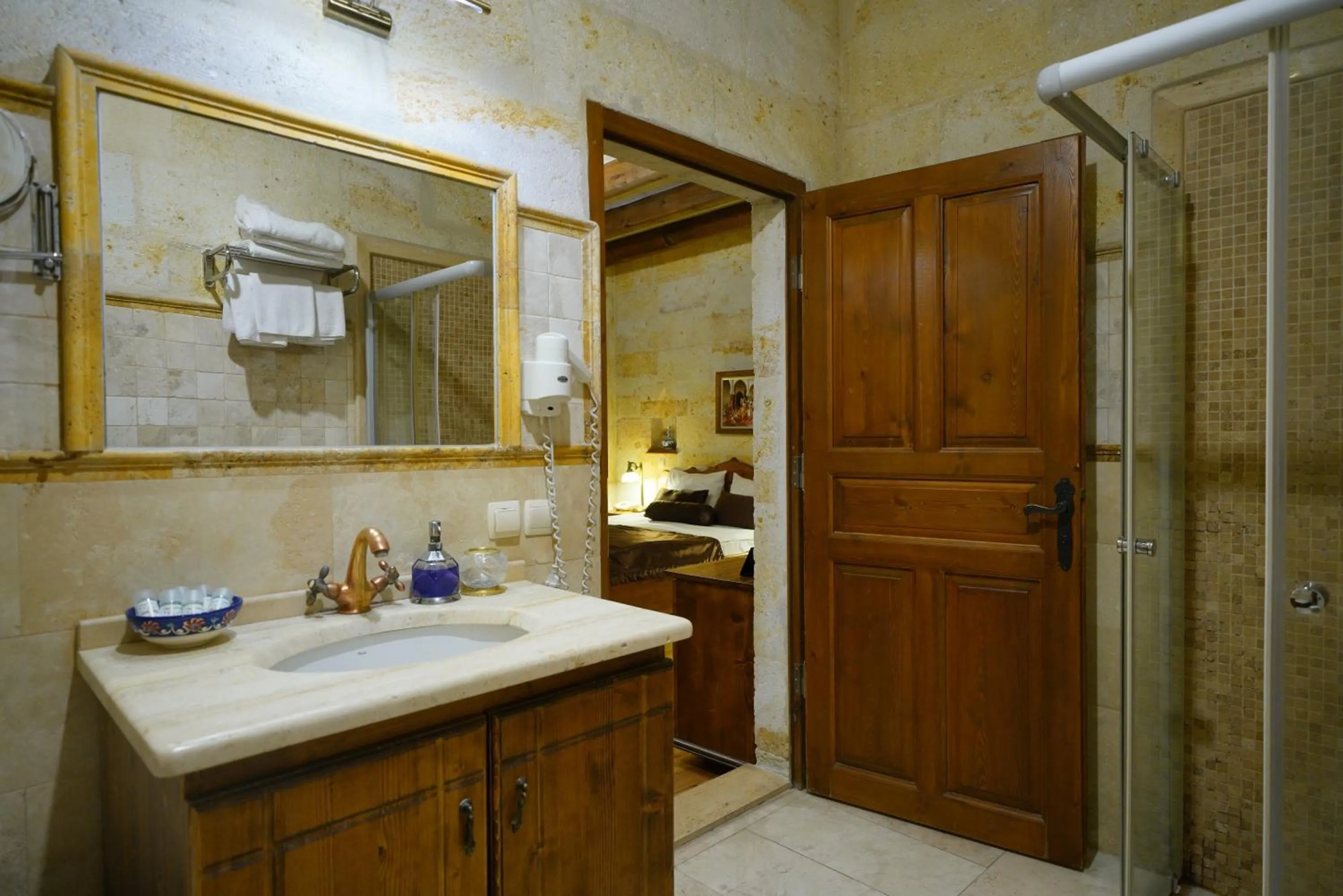 Shower in Harman Cave Hotel