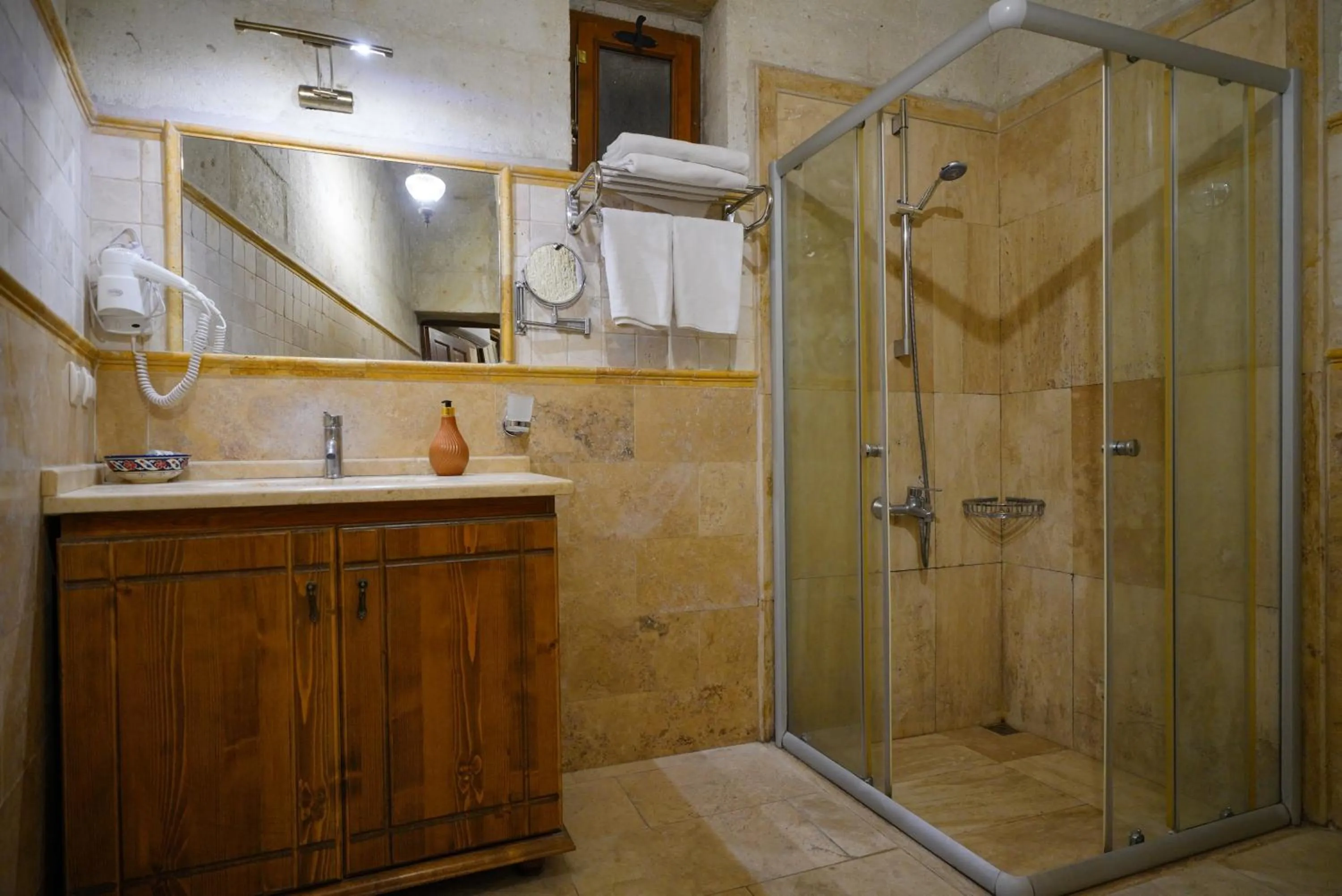 Shower in Harman Cave Hotel