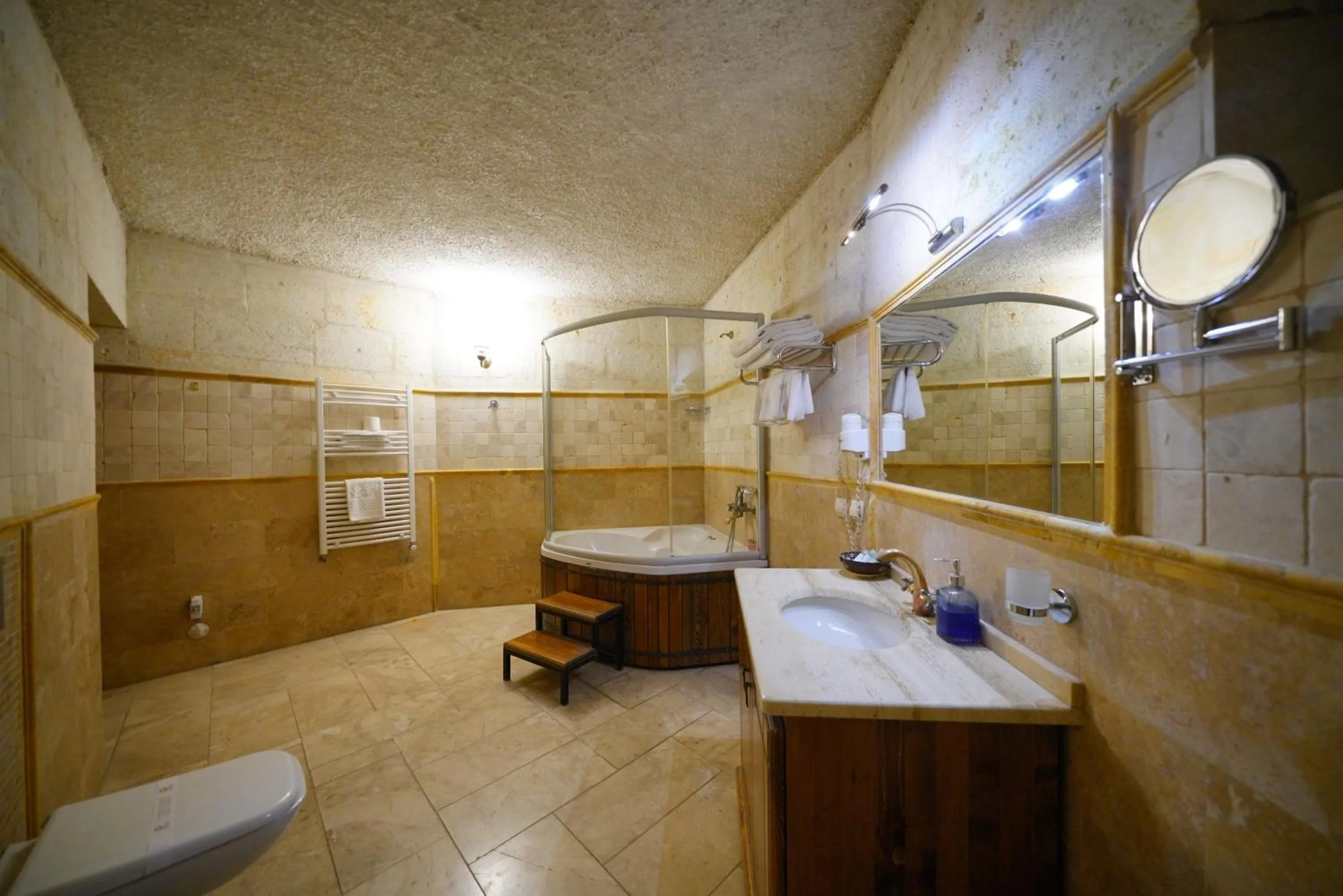 Shower in Harman Cave Hotel