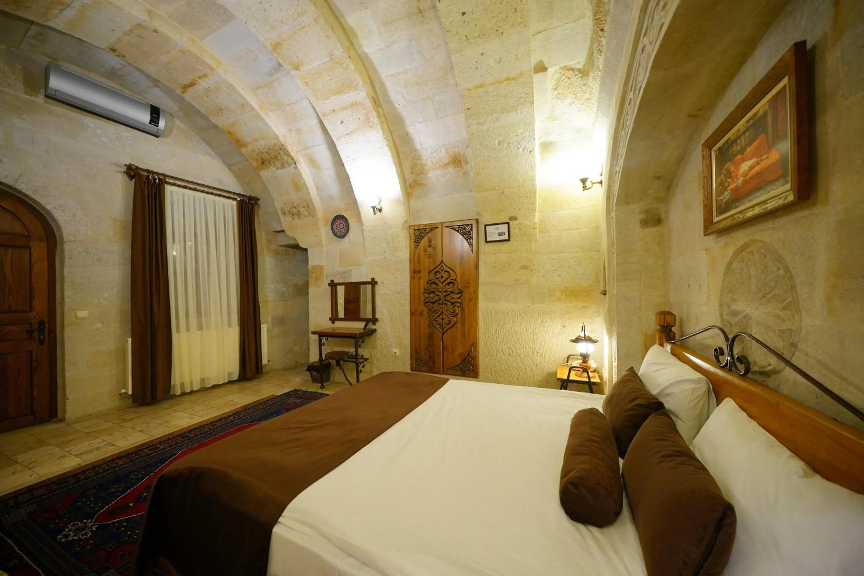 Bed in Harman Cave Hotel