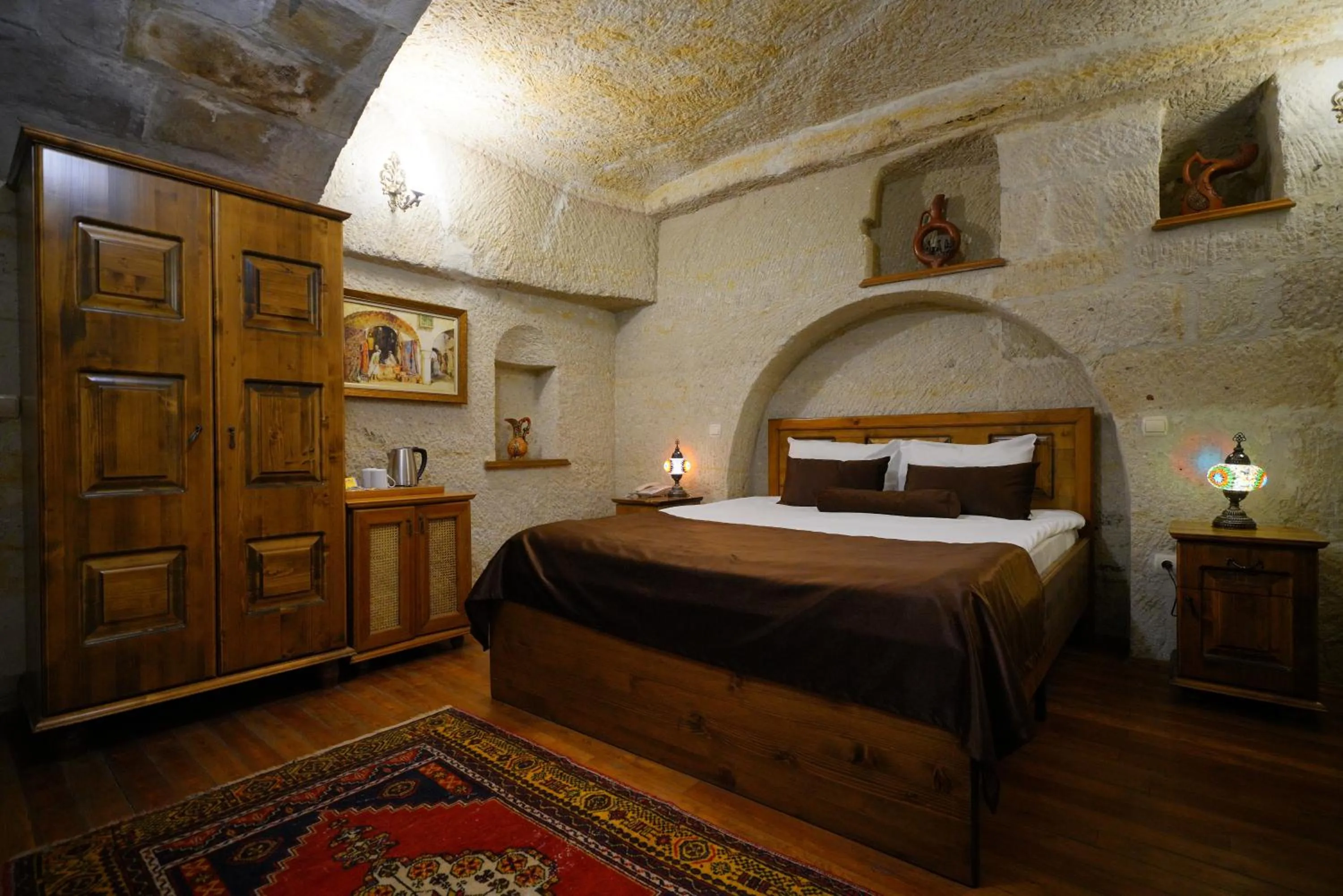 Bed in Harman Cave Hotel