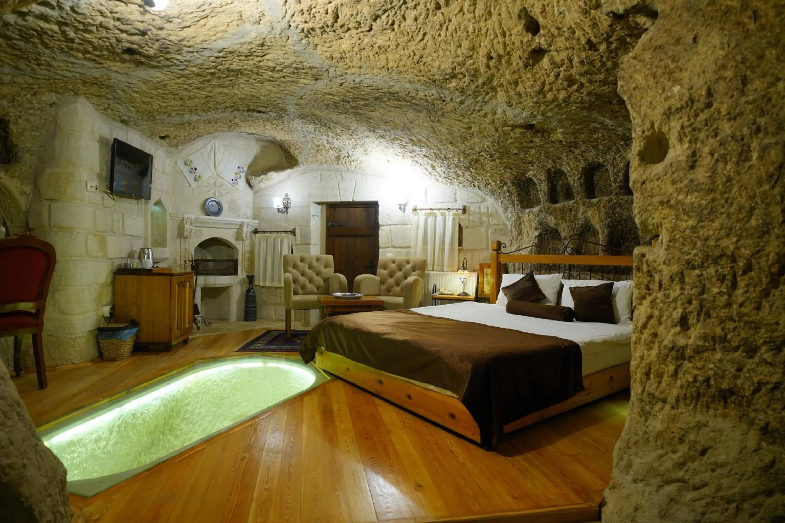 Bed in Harman Cave Hotel