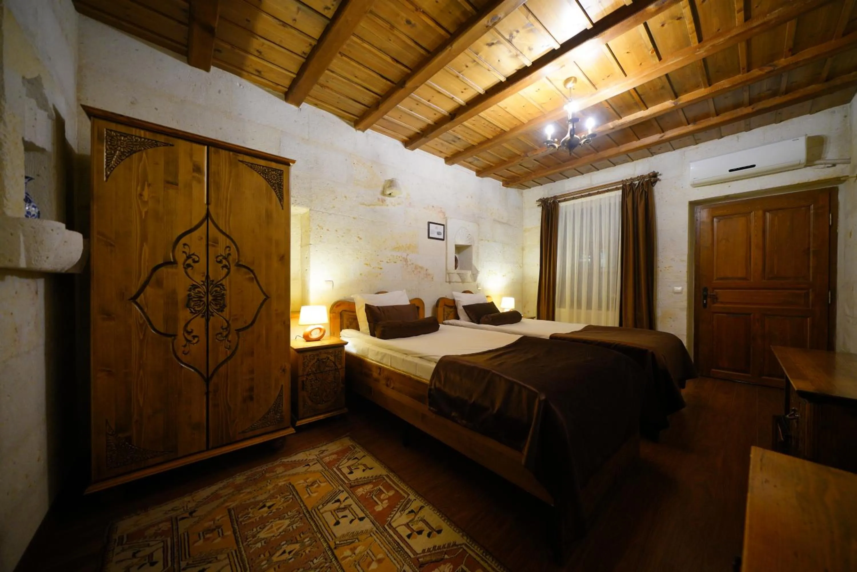 Bed in Harman Cave Hotel