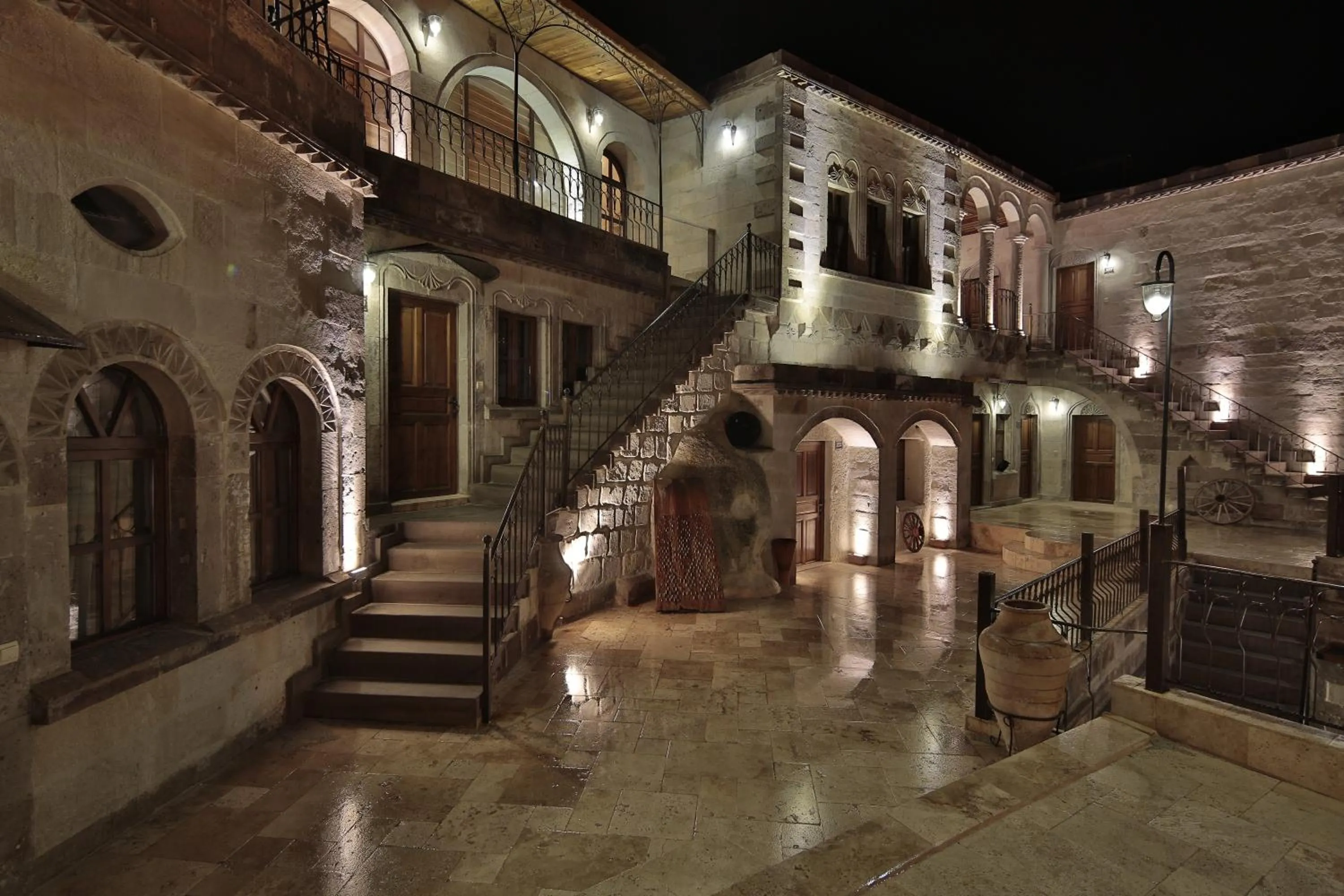 Garden in Harman Cave Hotel