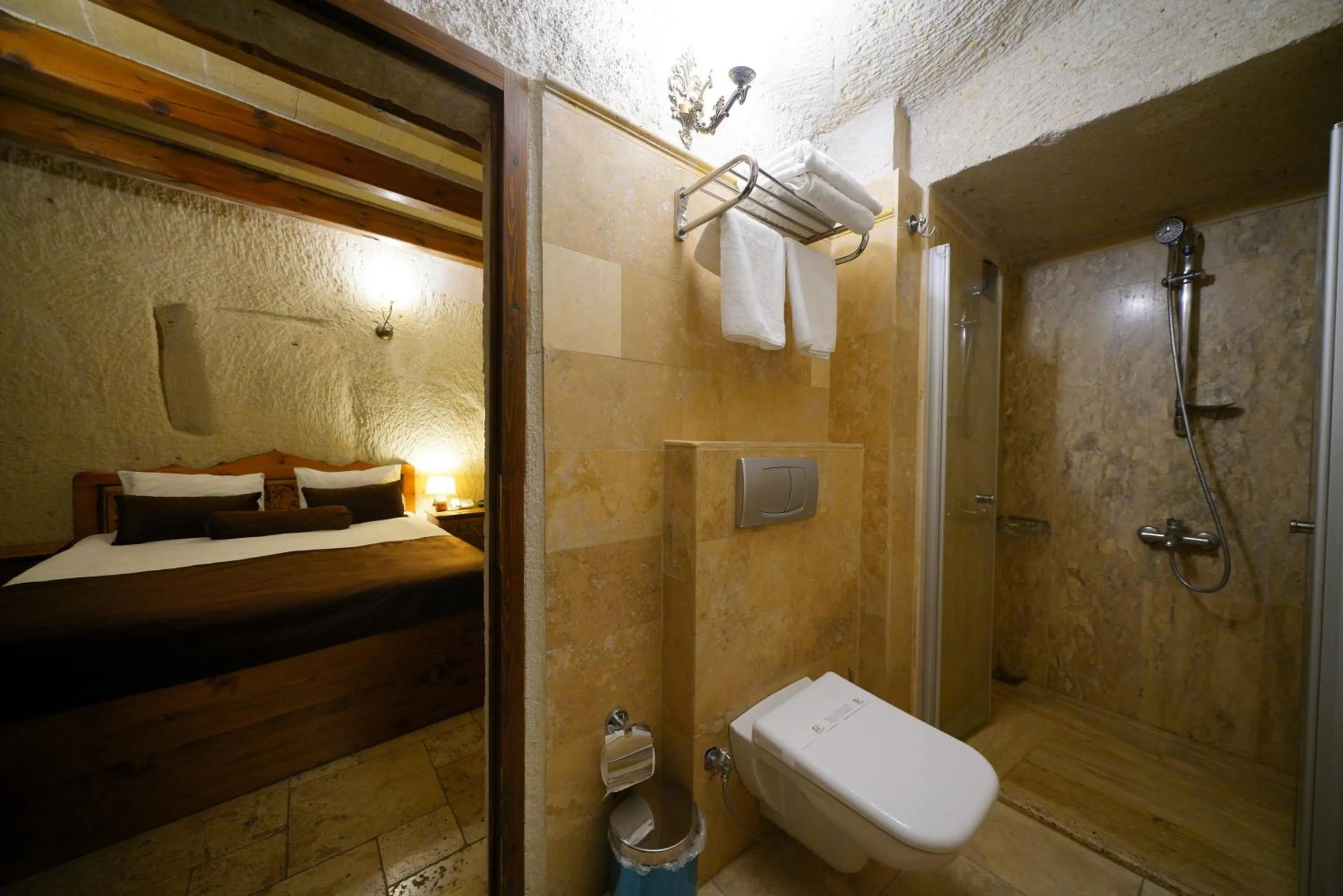 Shower in Harman Cave Hotel