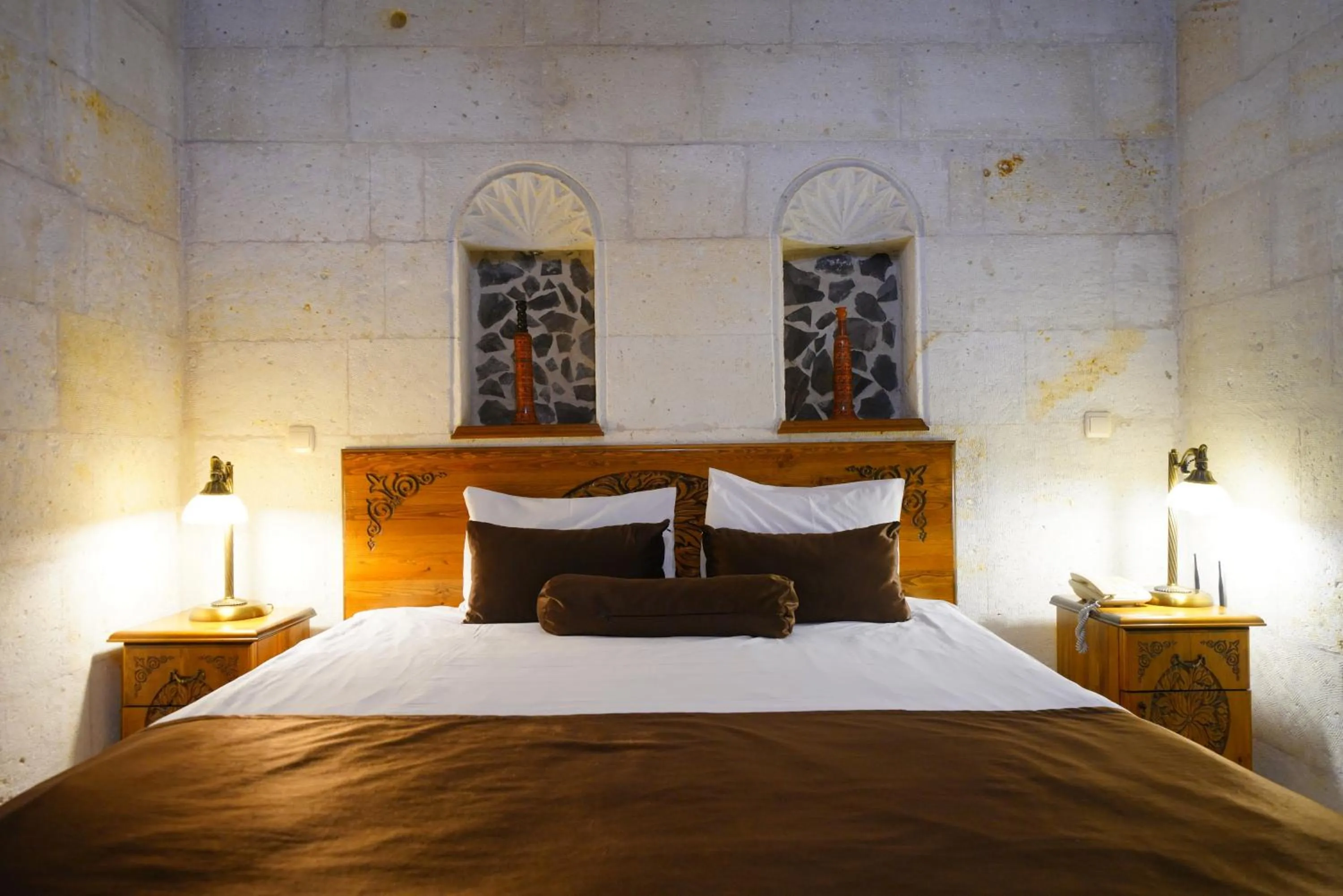 Bed in Harman Cave Hotel