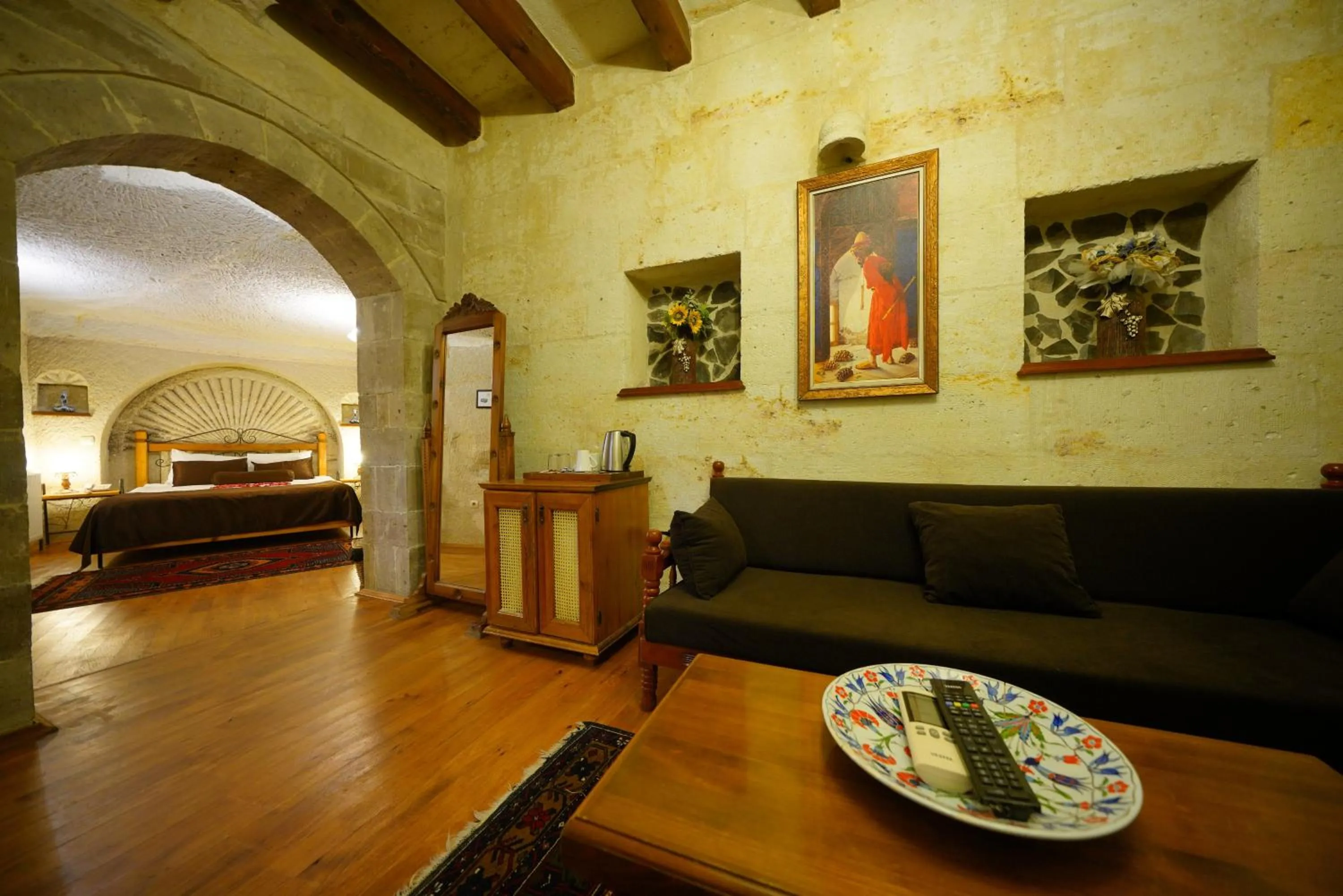 Coffee/tea facilities, Bed in Harman Cave Hotel