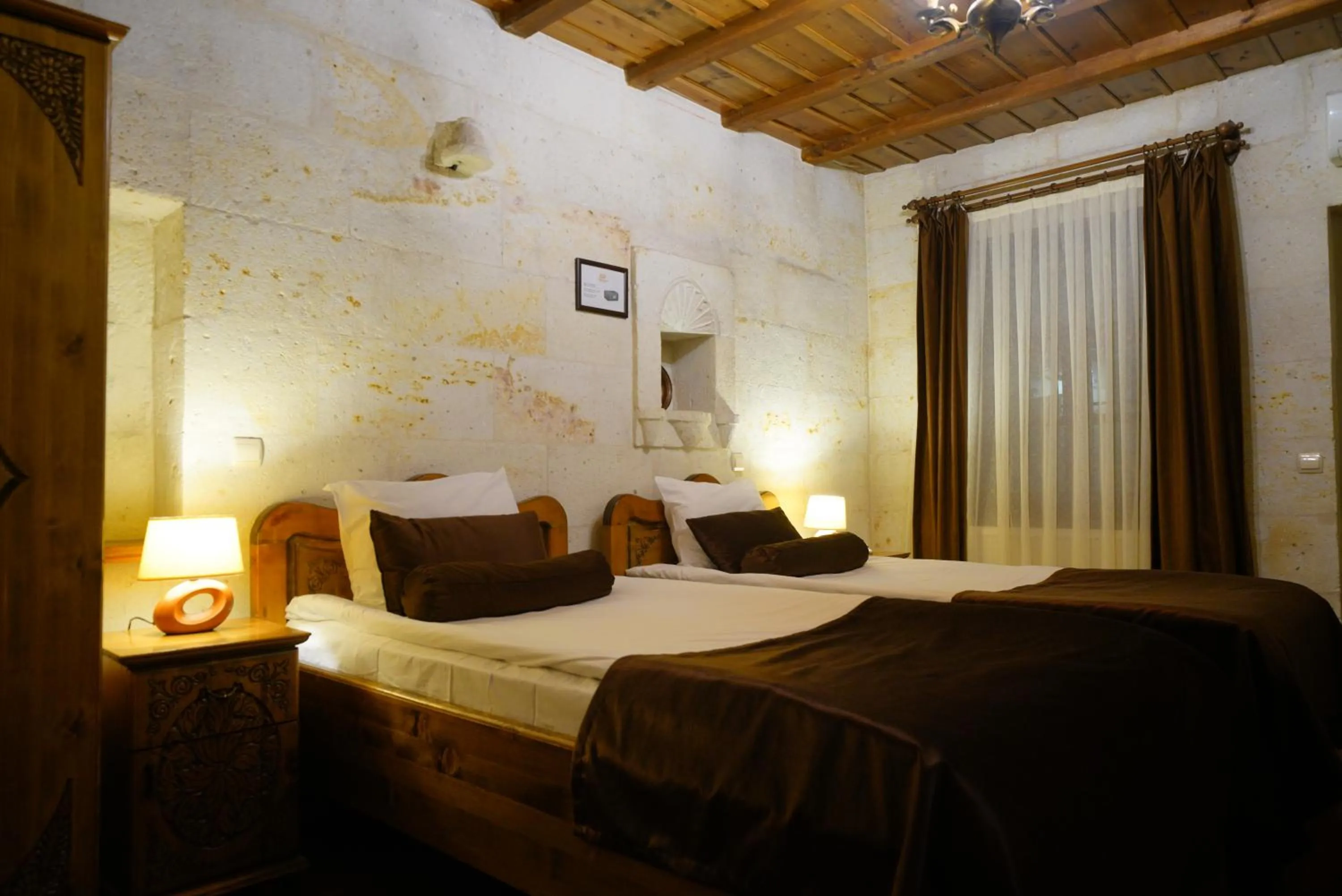 Bed in Harman Cave Hotel