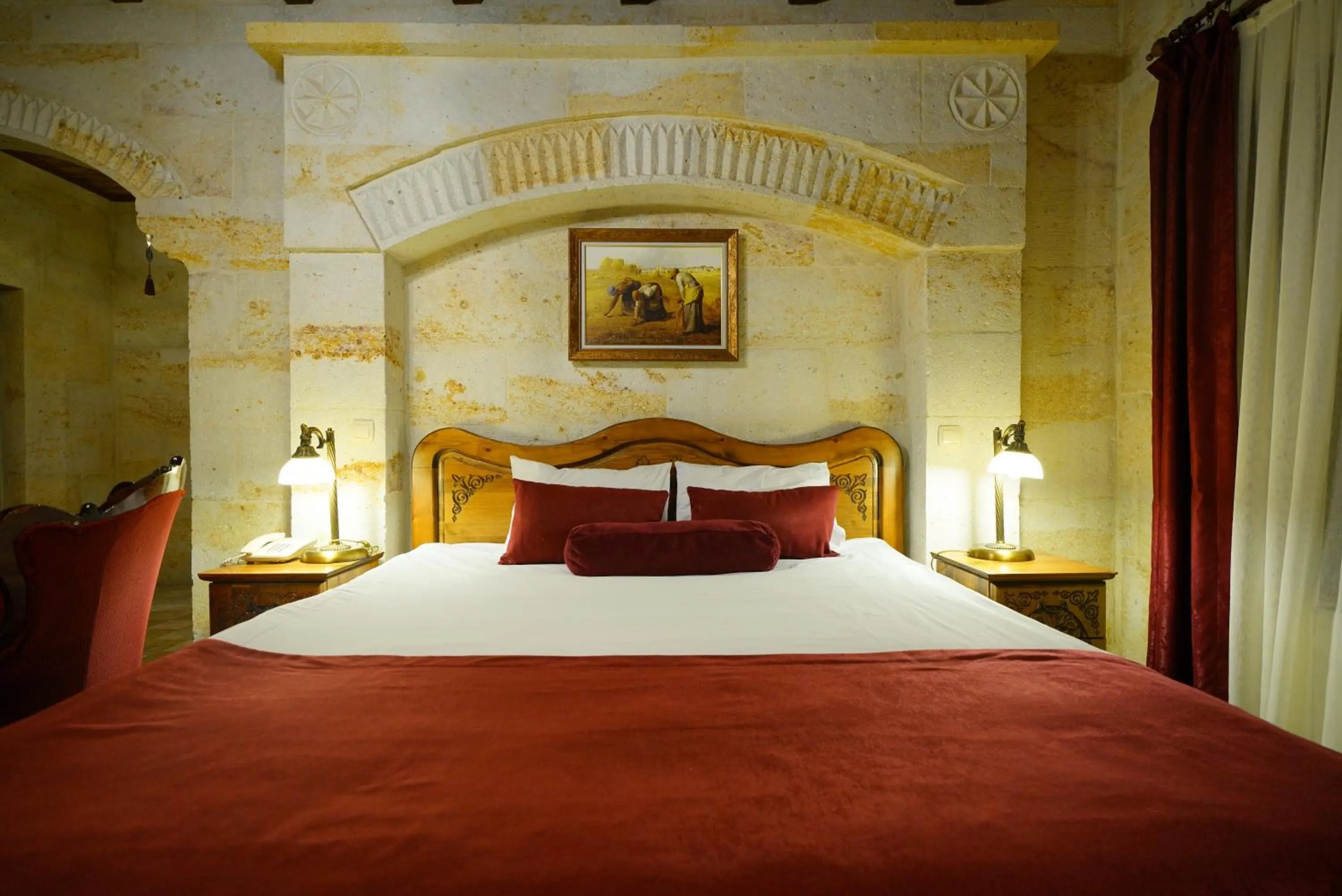 Bed in Harman Cave Hotel