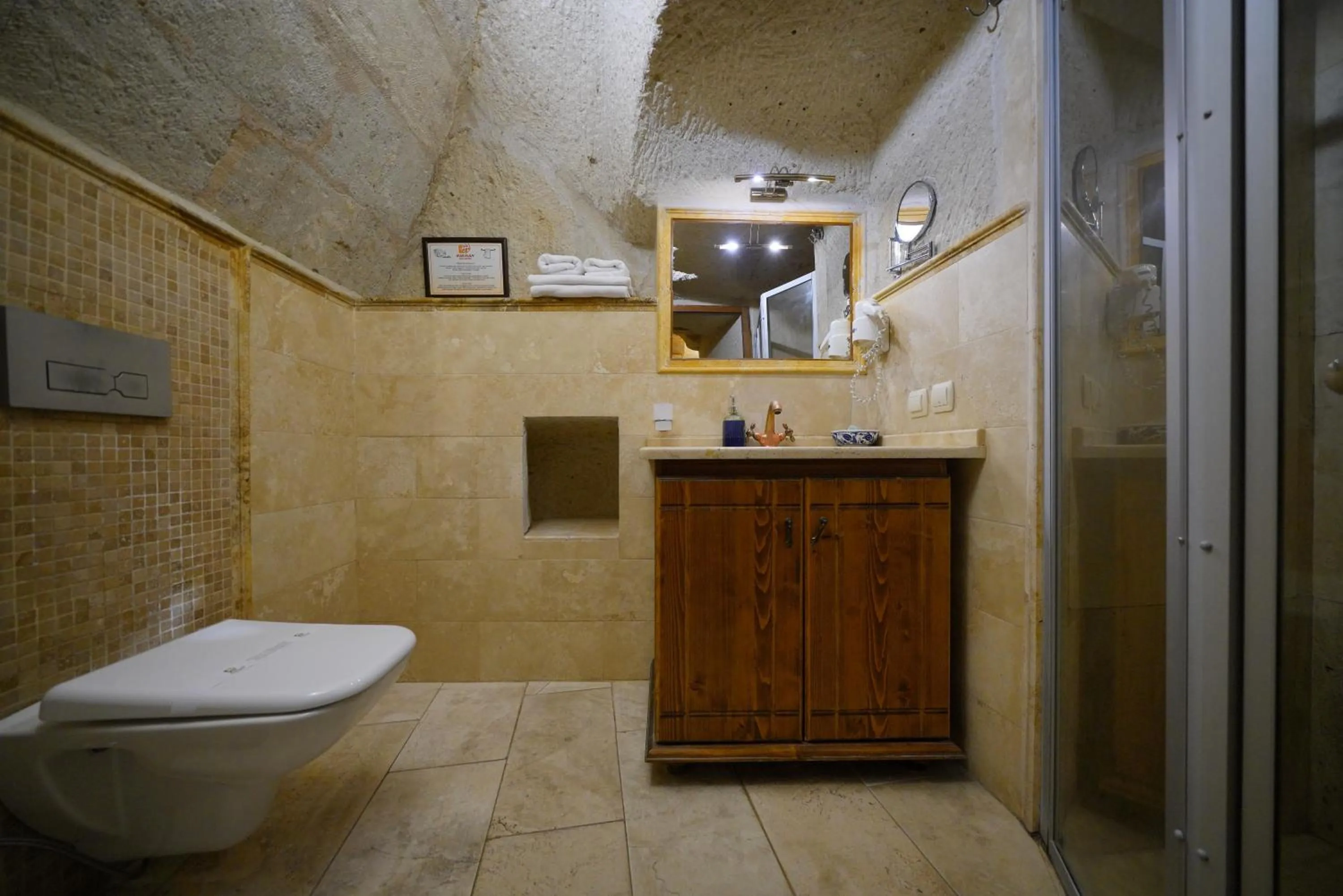 Shower in Harman Cave Hotel