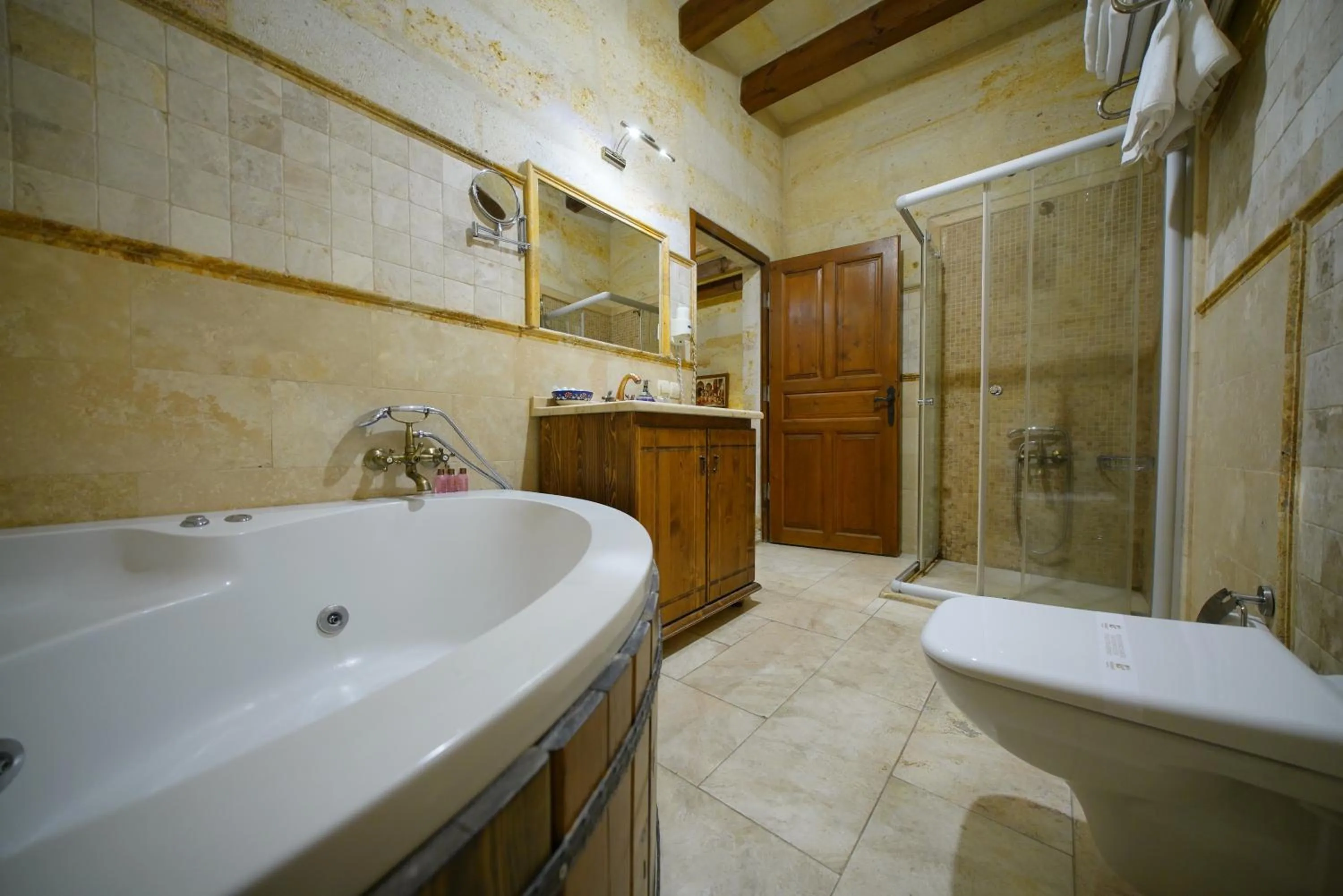 Shower in Harman Cave Hotel