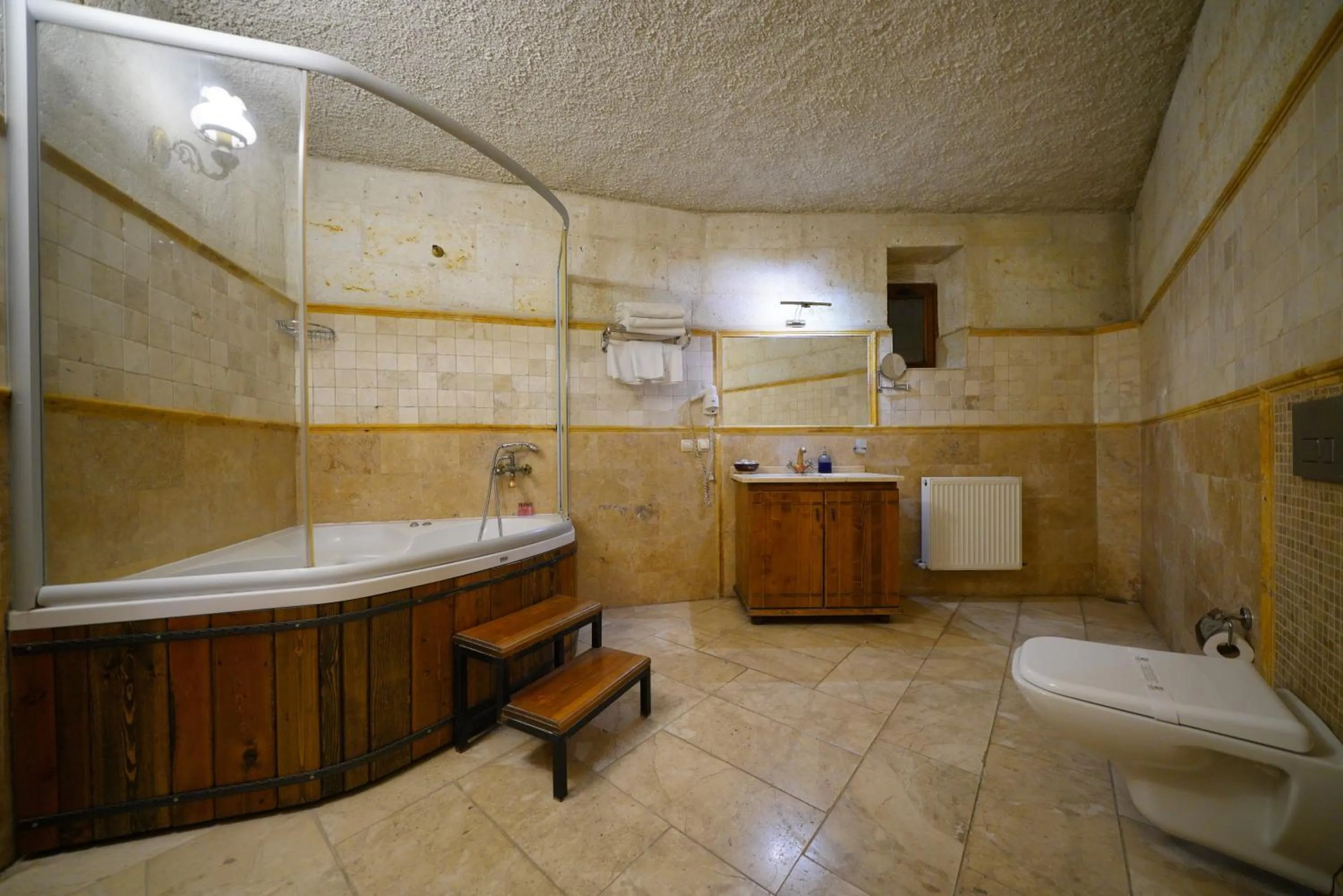 Shower in Harman Cave Hotel