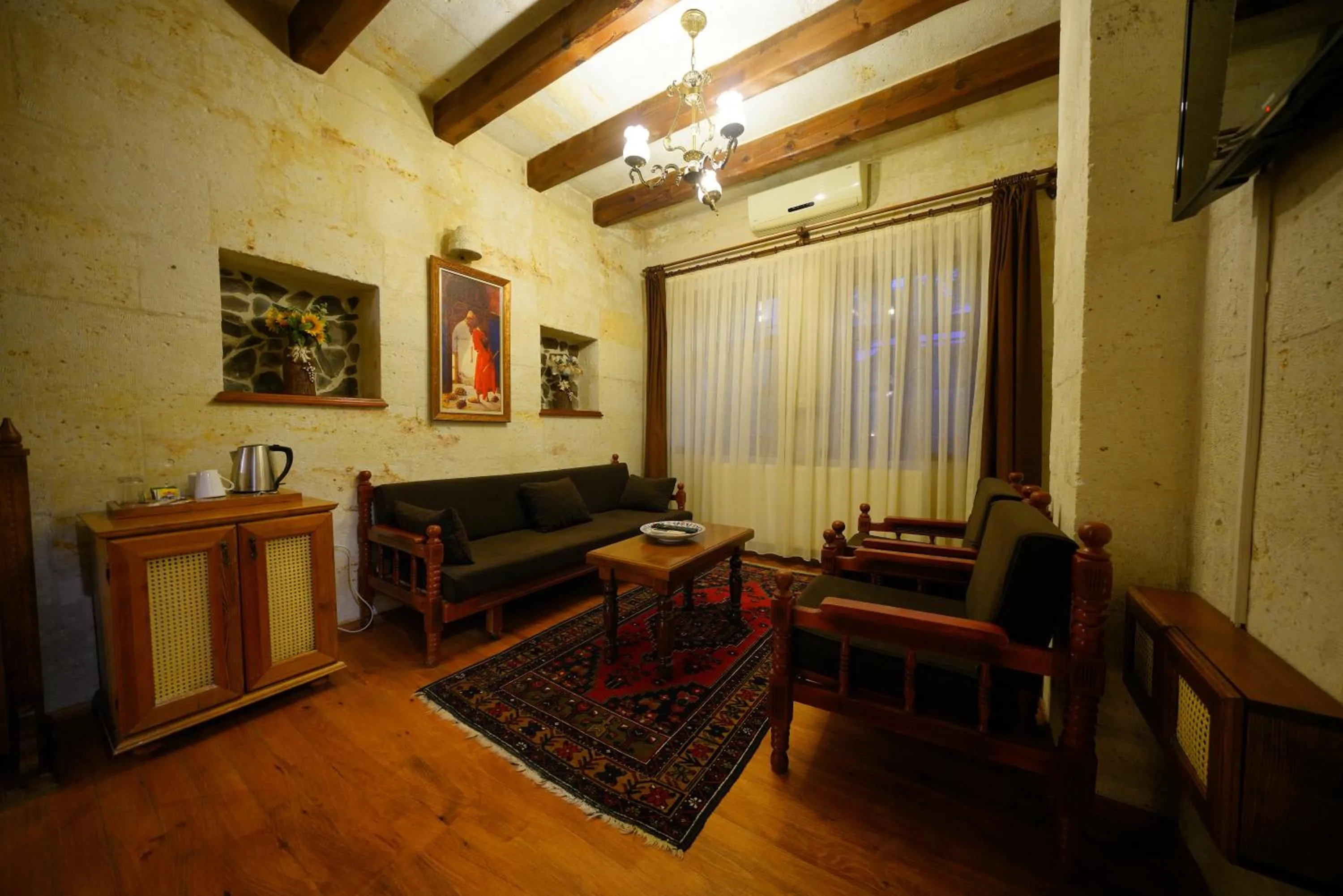 Coffee/tea facilities in Harman Cave Hotel