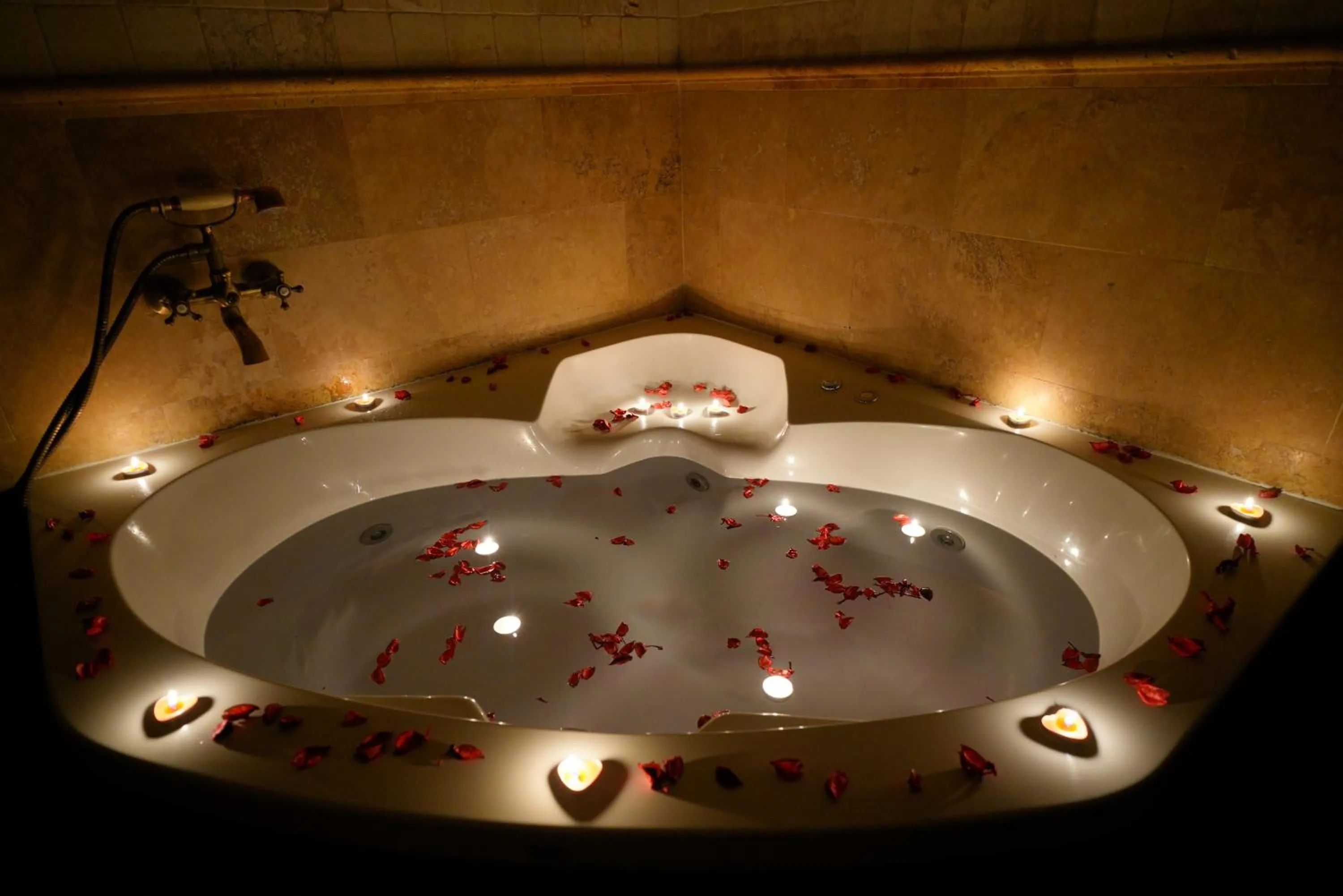 Hot Tub in Harman Cave Hotel