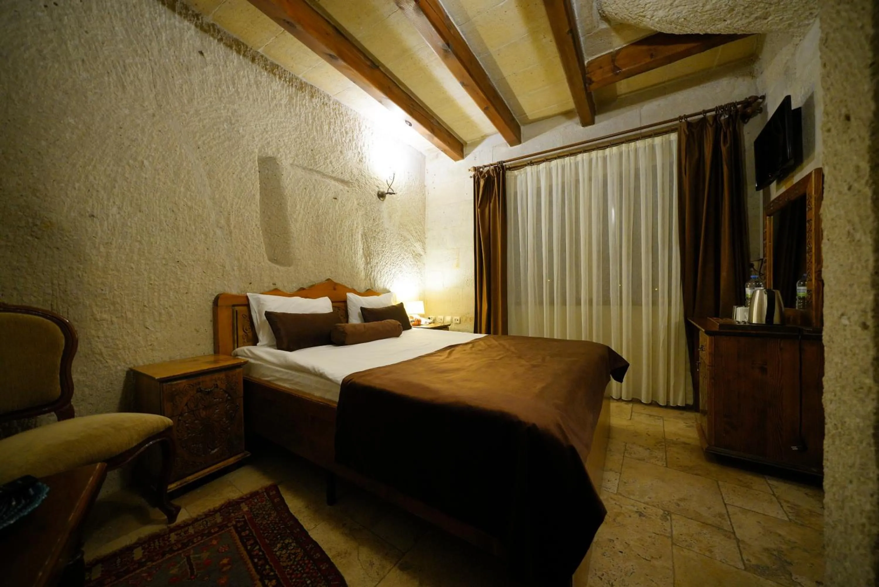 Bed in Harman Cave Hotel