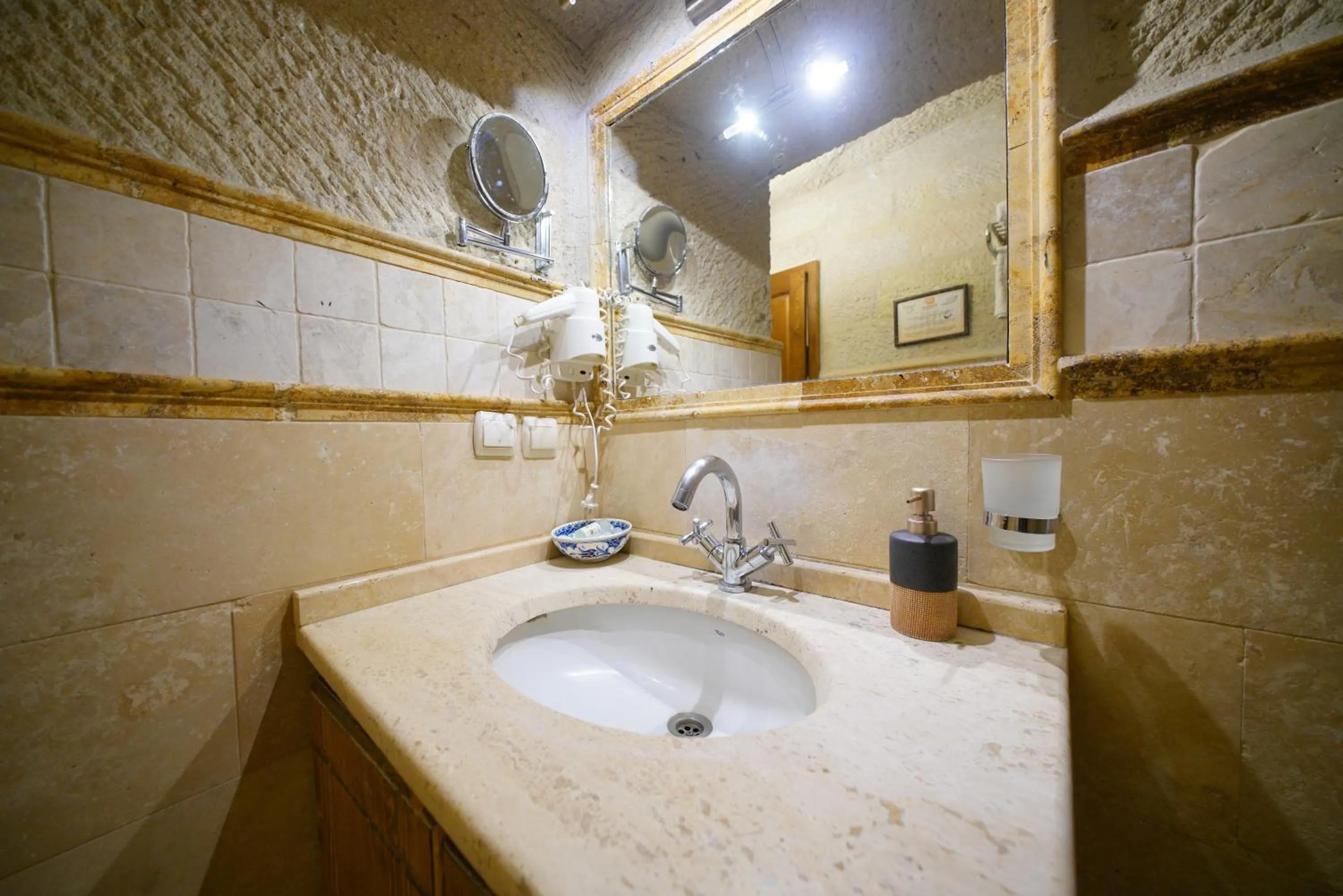 Shower in Harman Cave Hotel