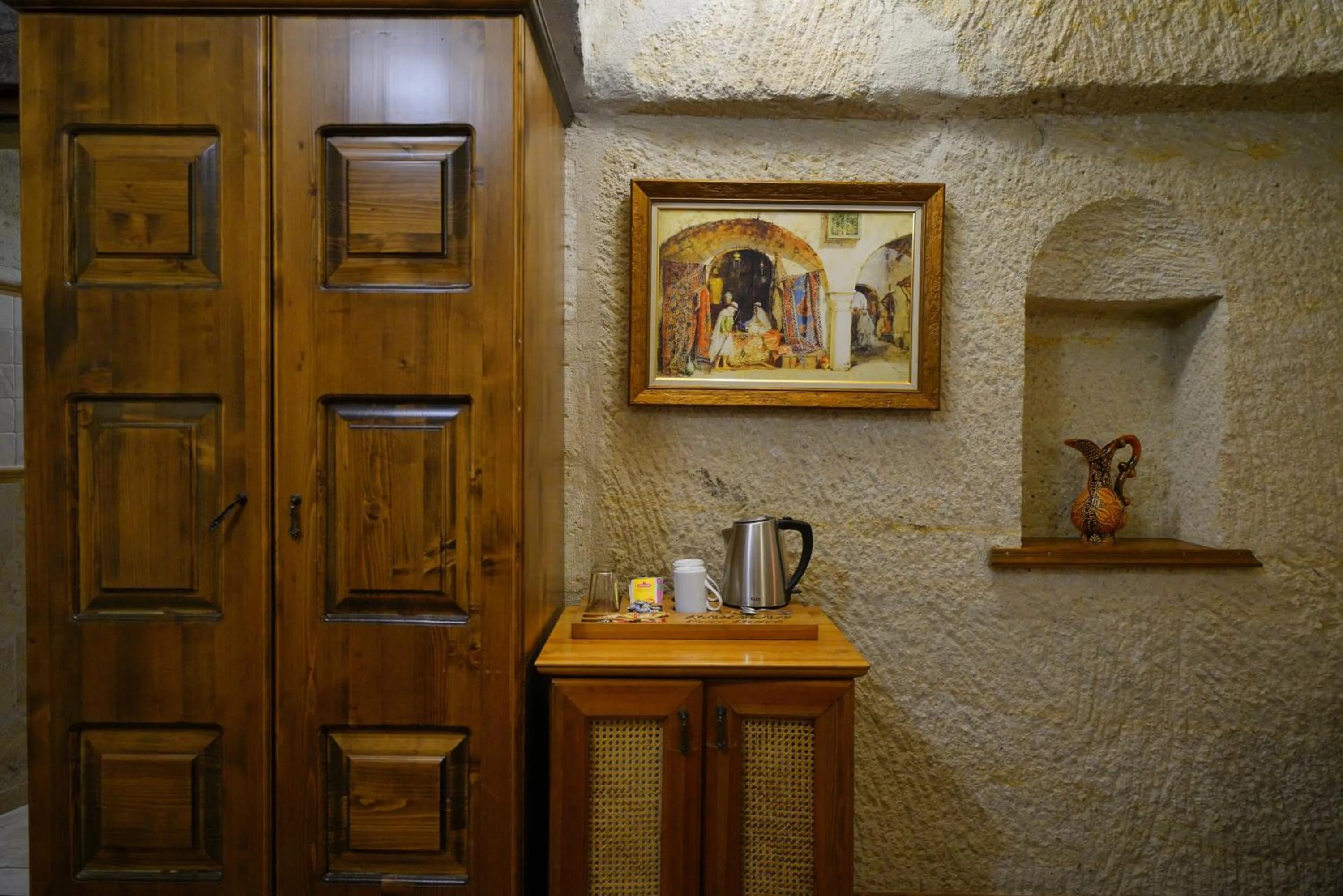 Coffee/tea facilities in Harman Cave Hotel