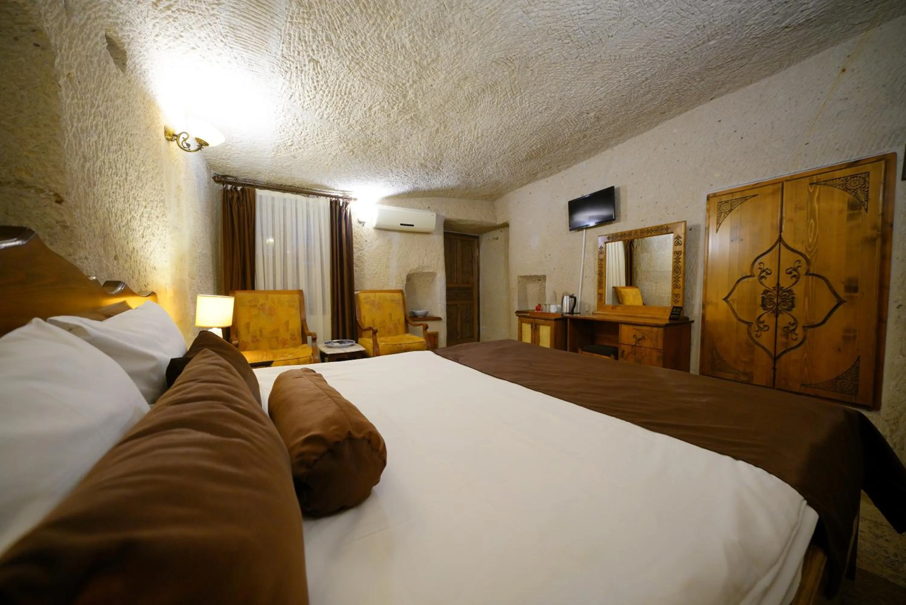 Bed in Harman Cave Hotel