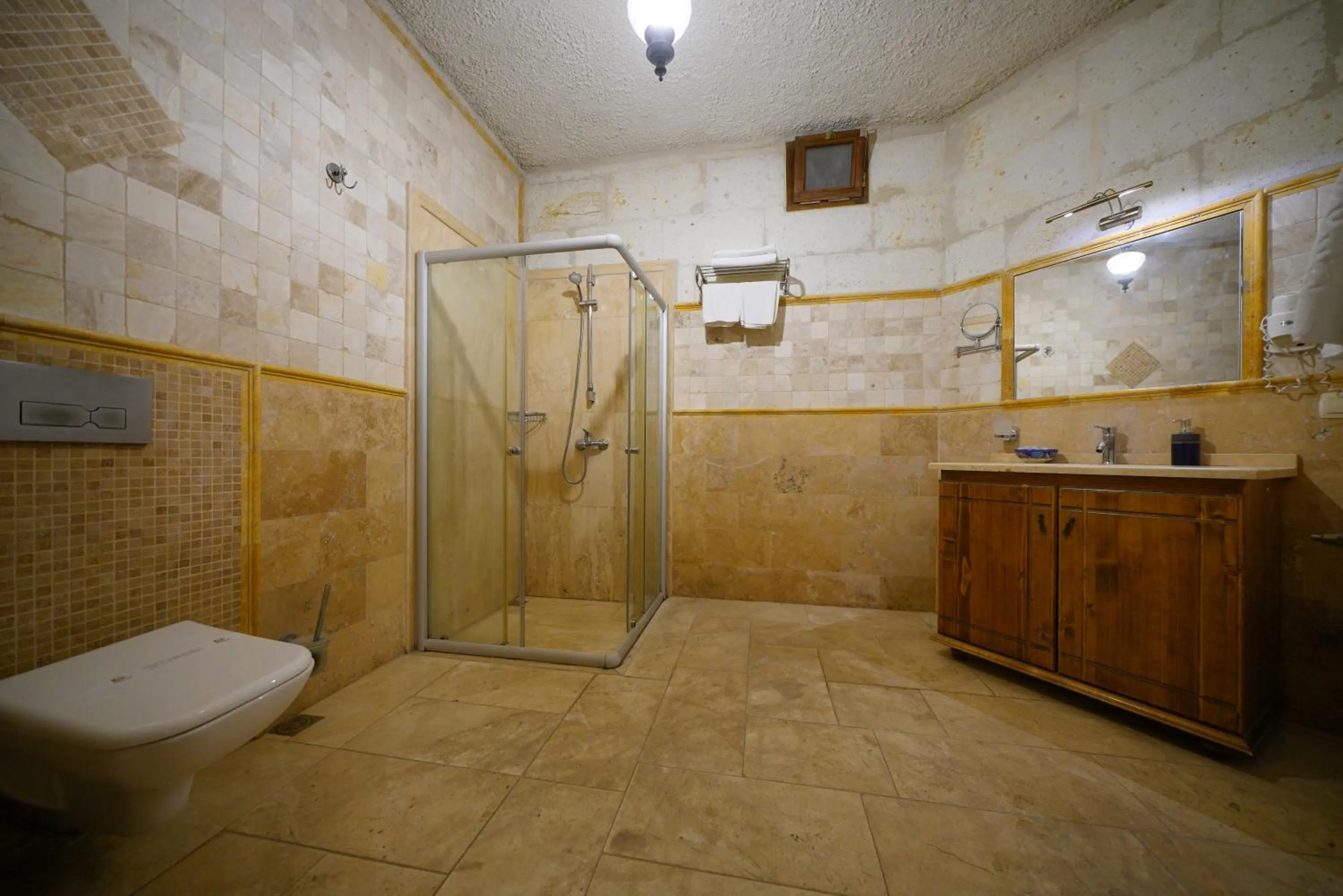 Shower in Harman Cave Hotel
