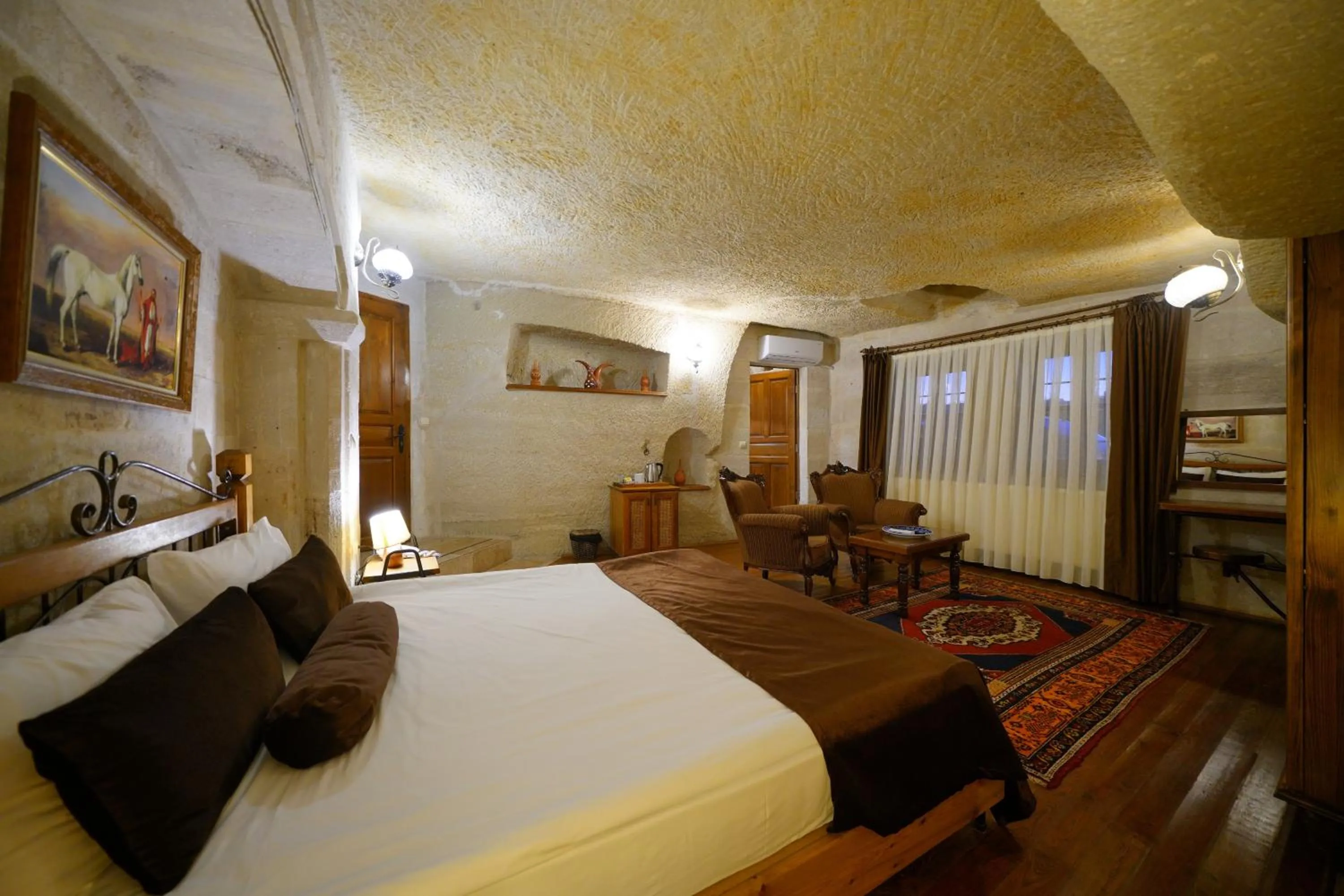 Bed in Harman Cave Hotel