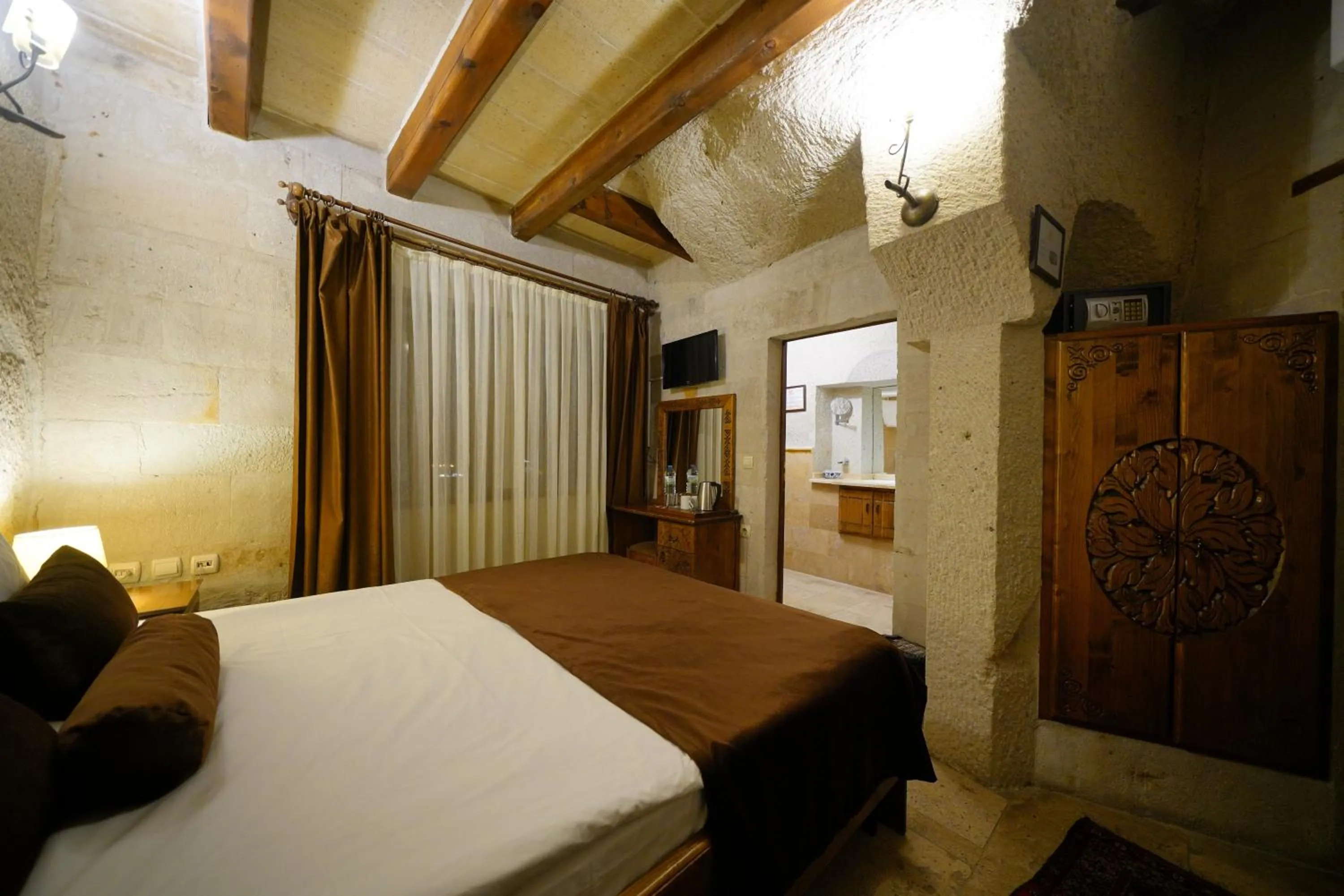 Bed in Harman Cave Hotel