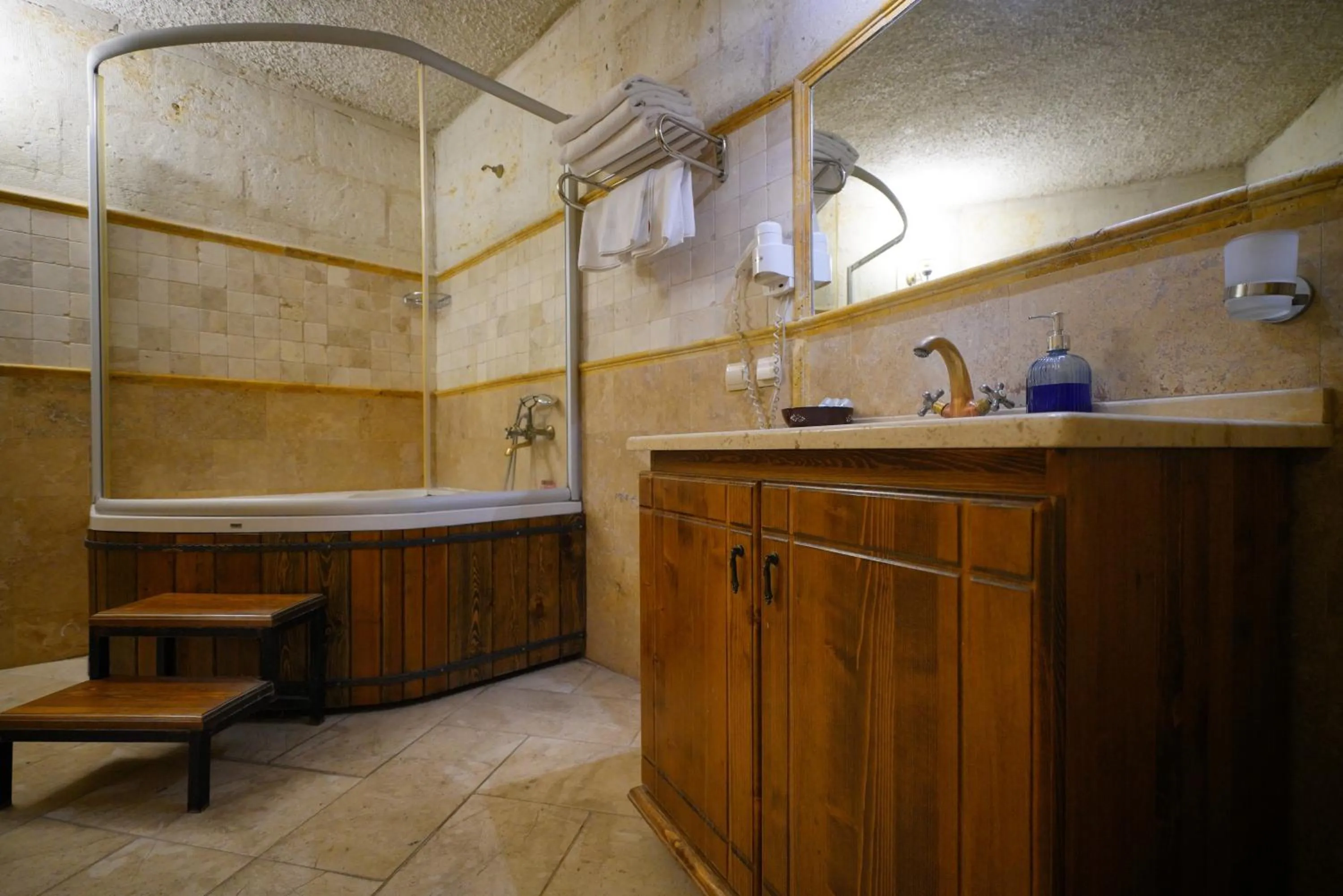 Shower in Harman Cave Hotel