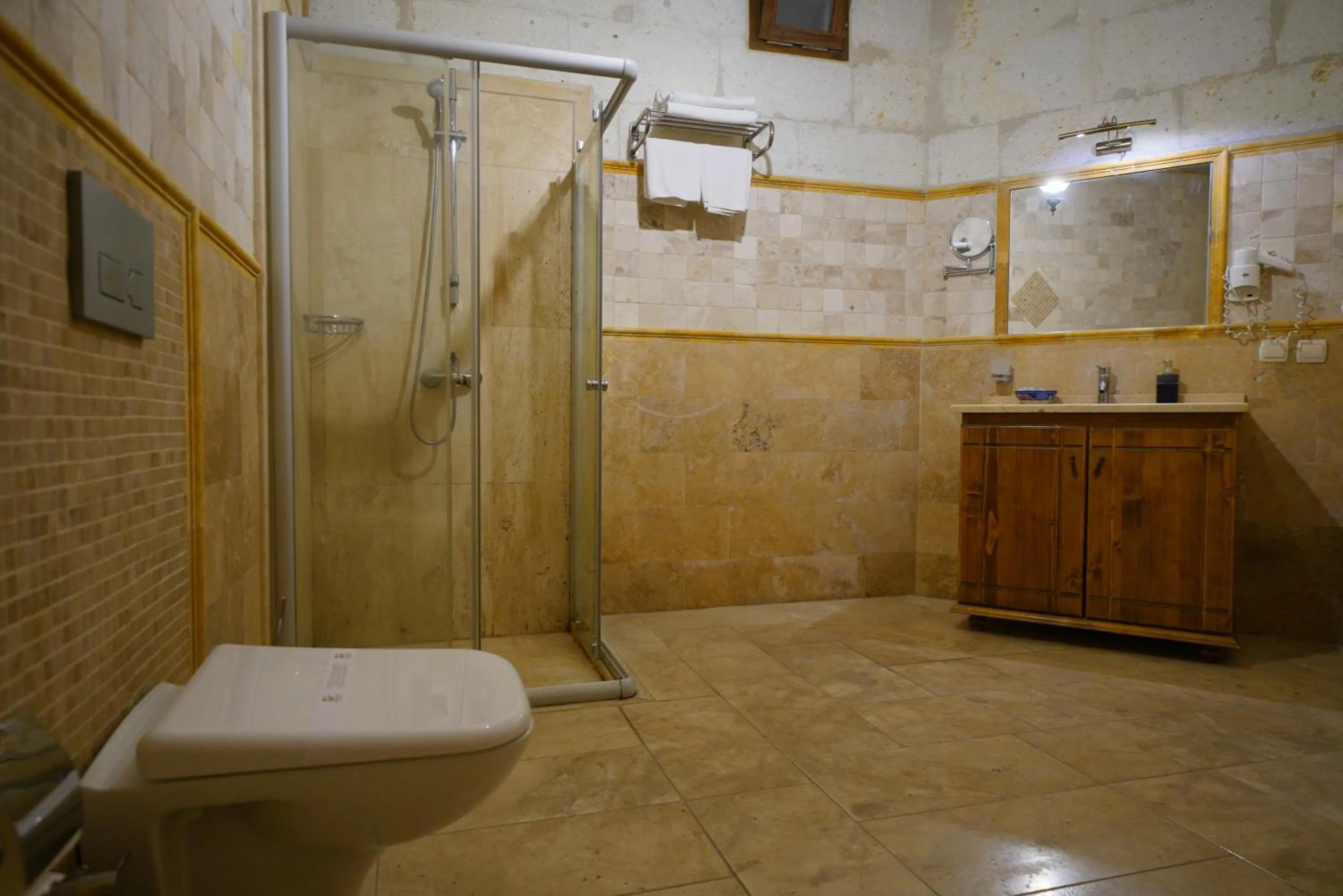 Shower in Harman Cave Hotel