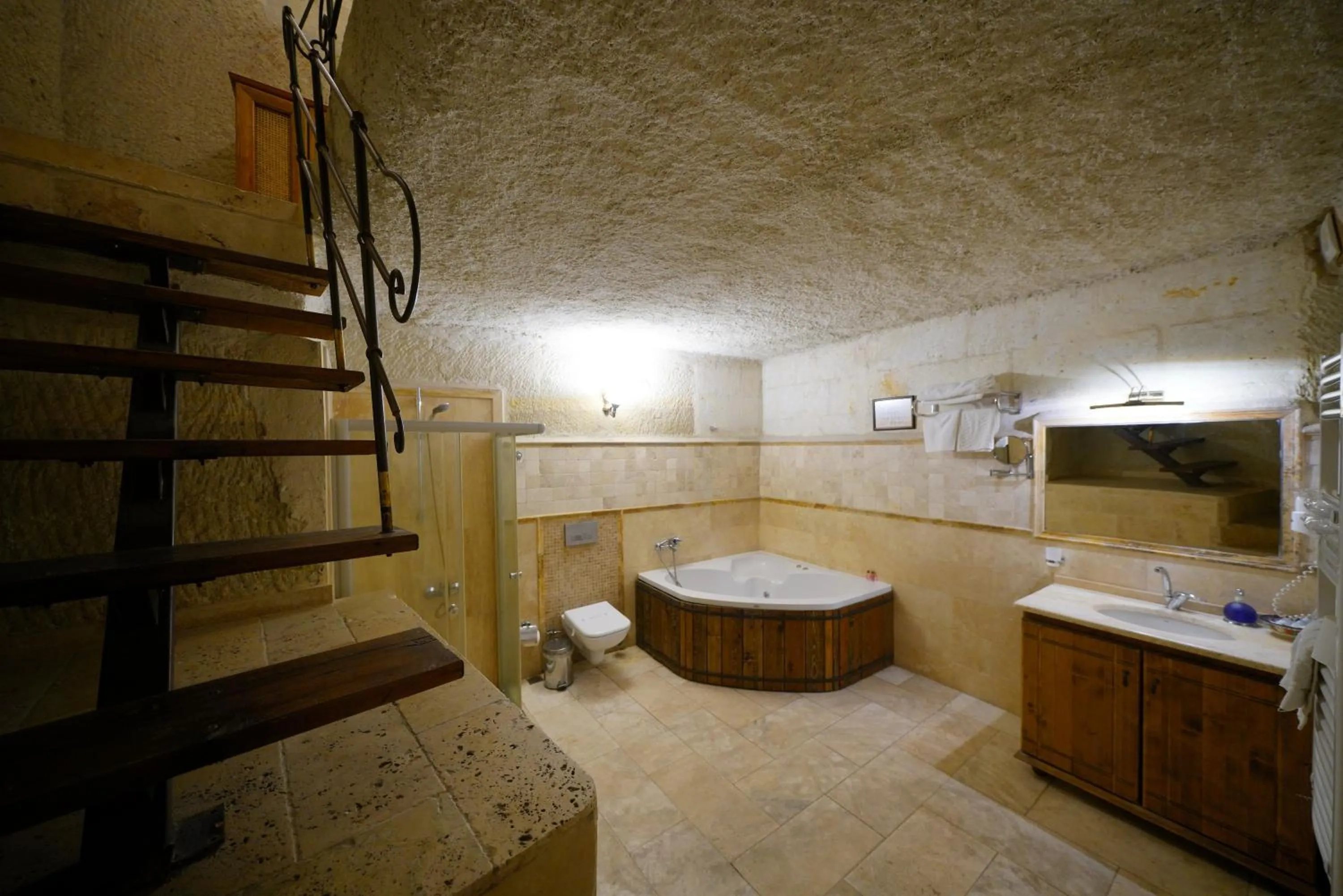 Shower in Harman Cave Hotel