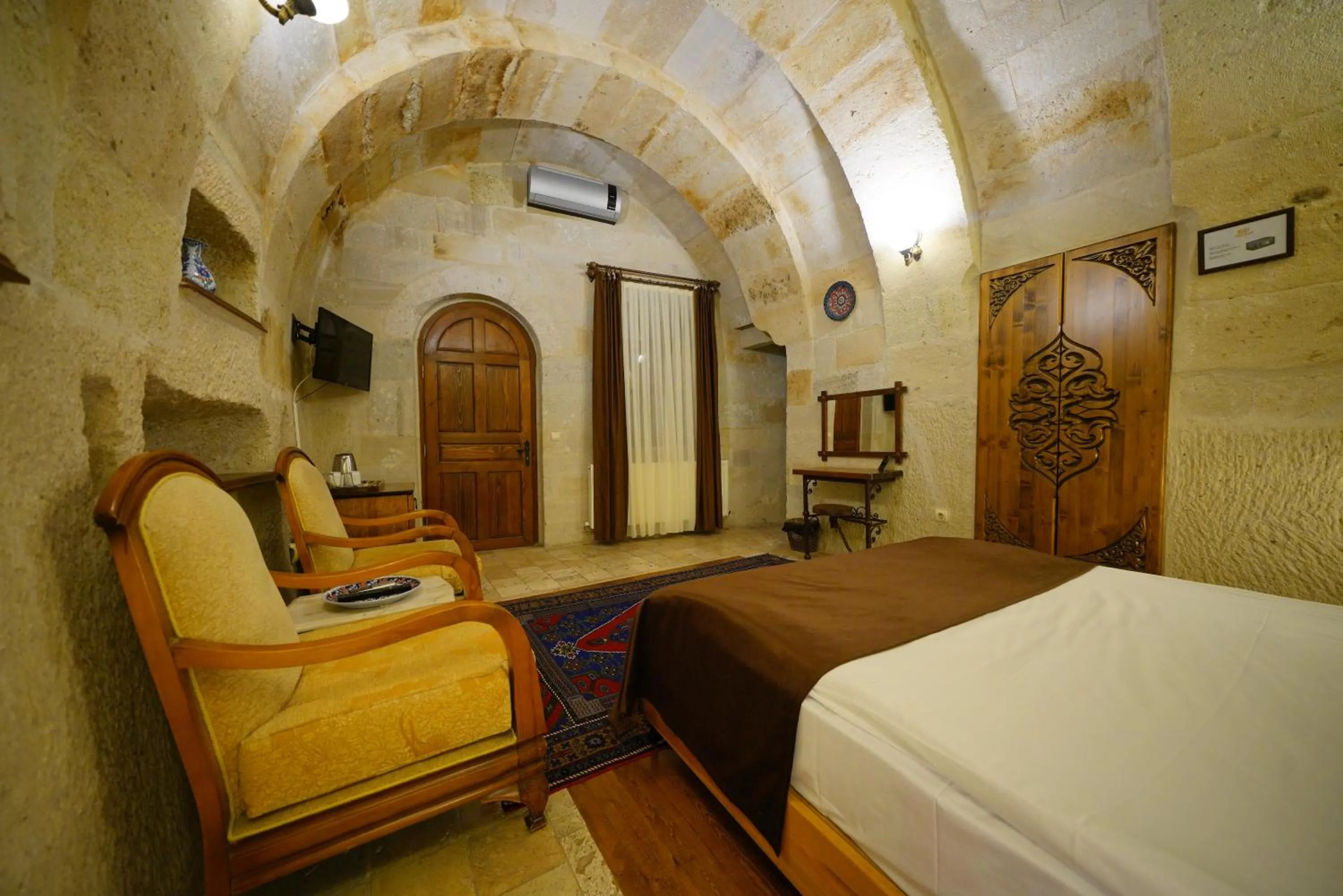 Bed in Harman Cave Hotel
