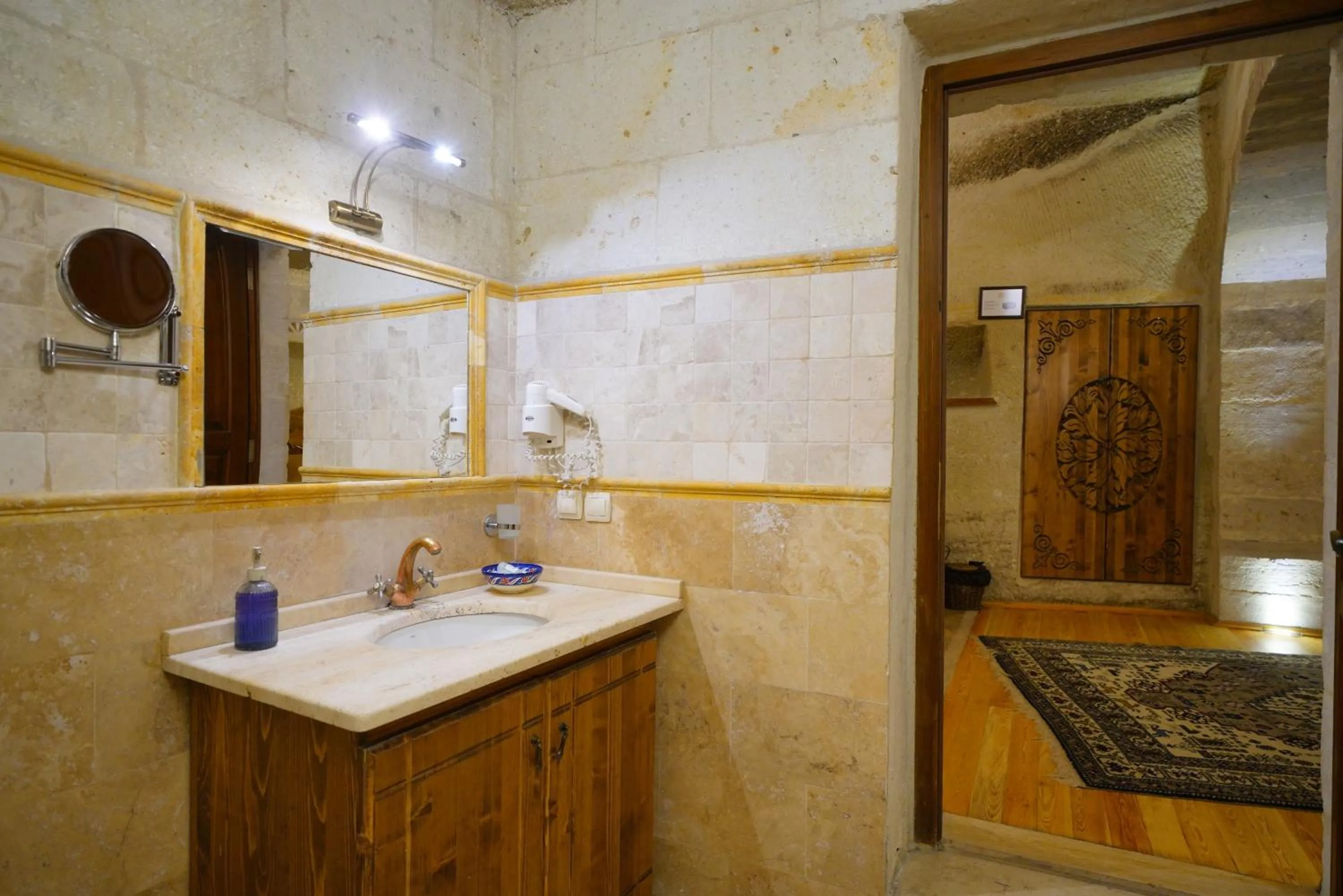 Bathroom in Harman Cave Hotel