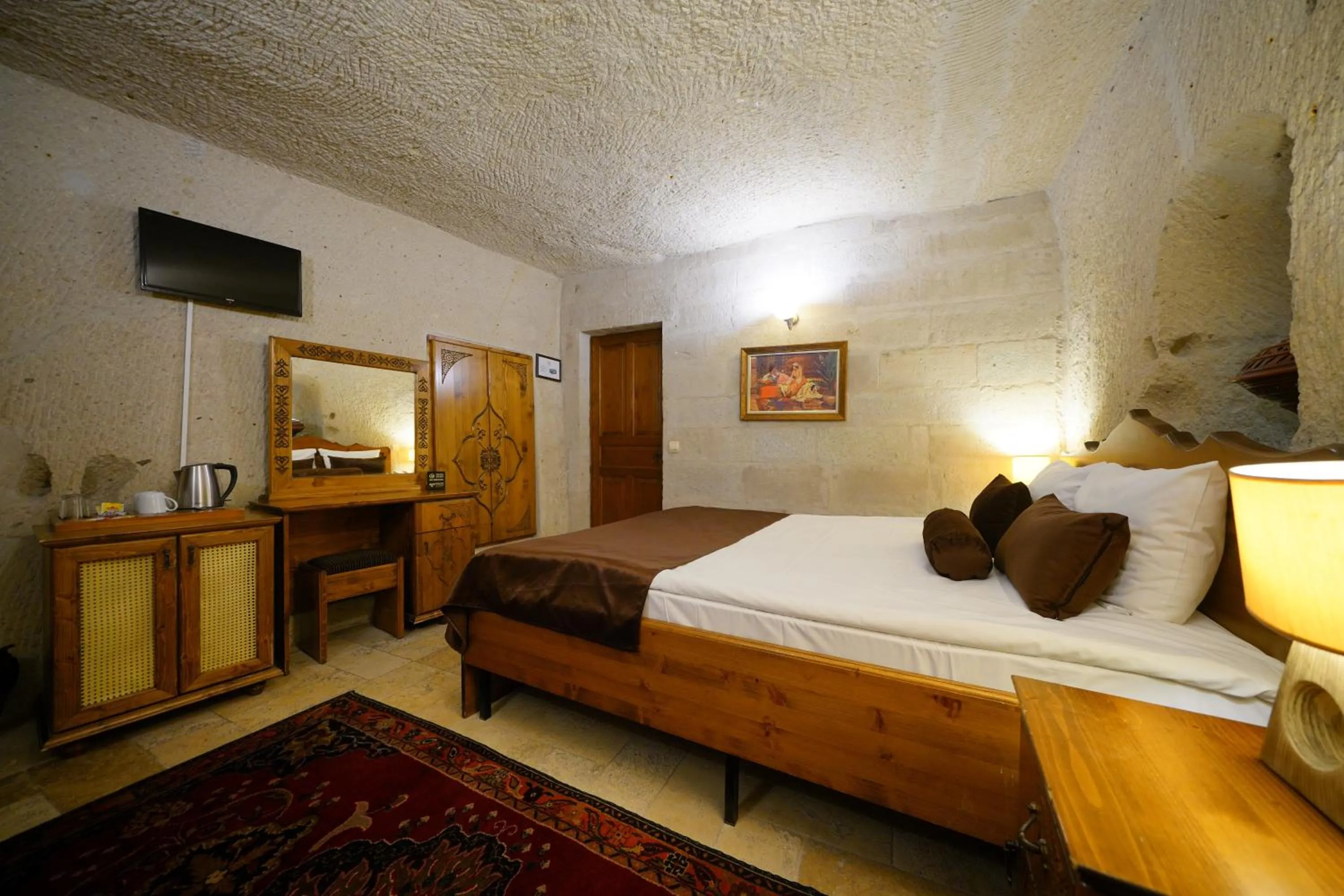 Bed in Harman Cave Hotel