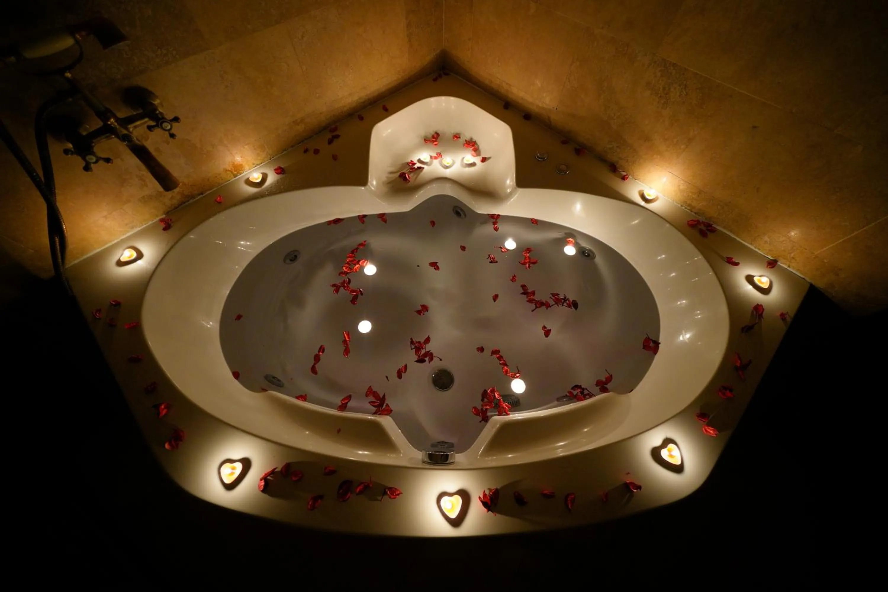 Hot Tub in Harman Cave Hotel