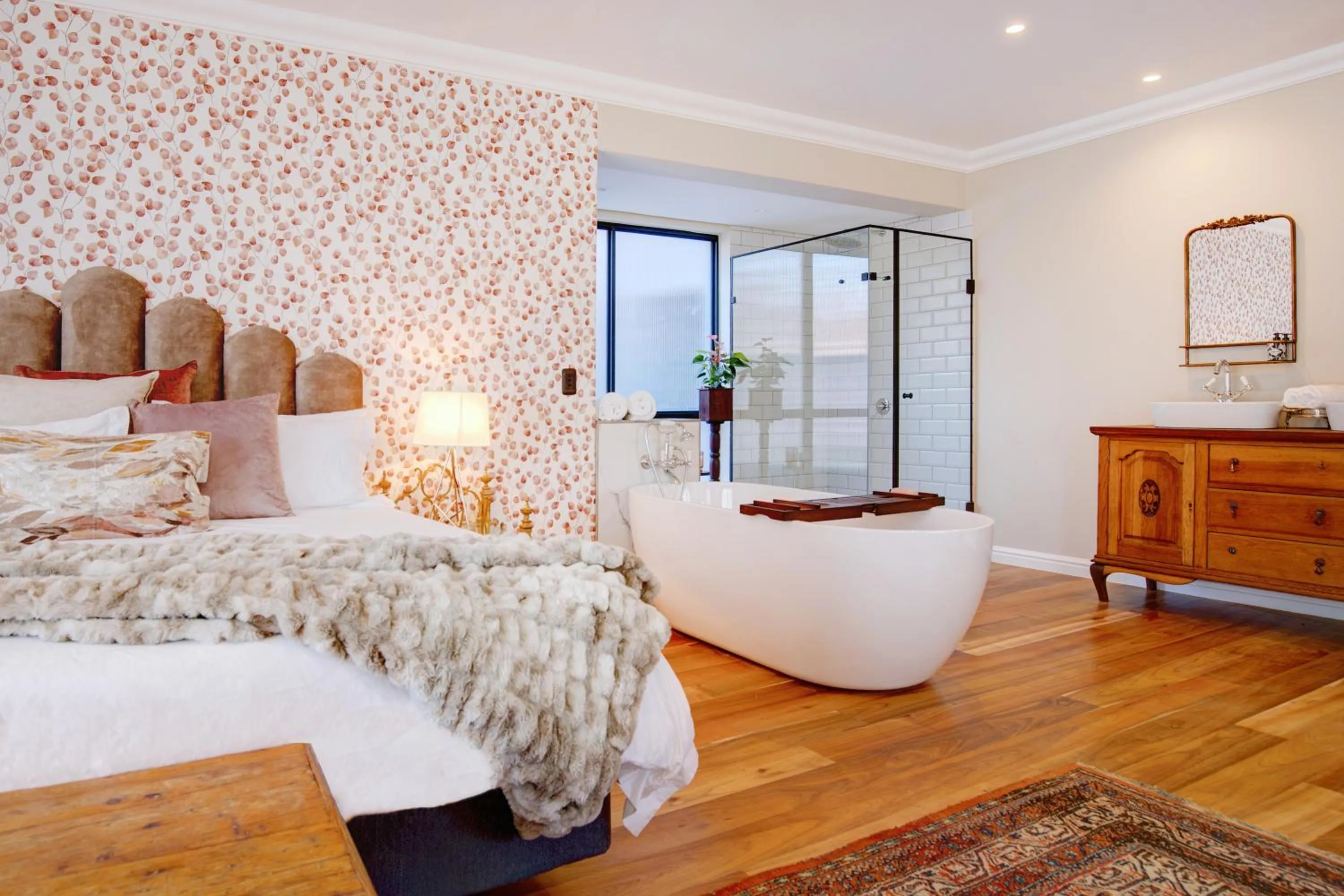 Shower, Bed in The Hawthorn Boutique Hotel