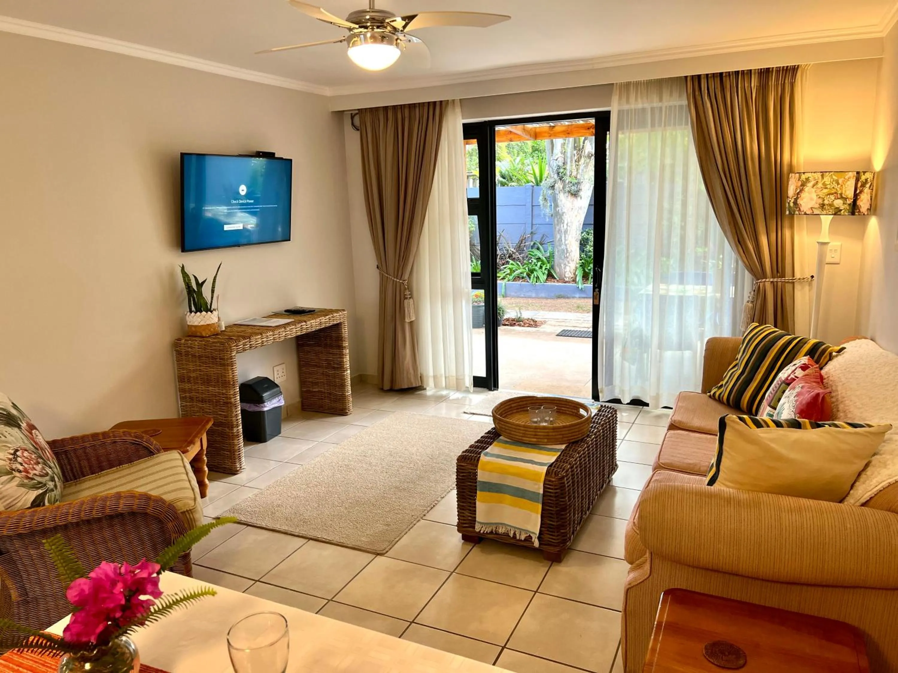 Living room, Bed in Pelican Lodge Guesthouse