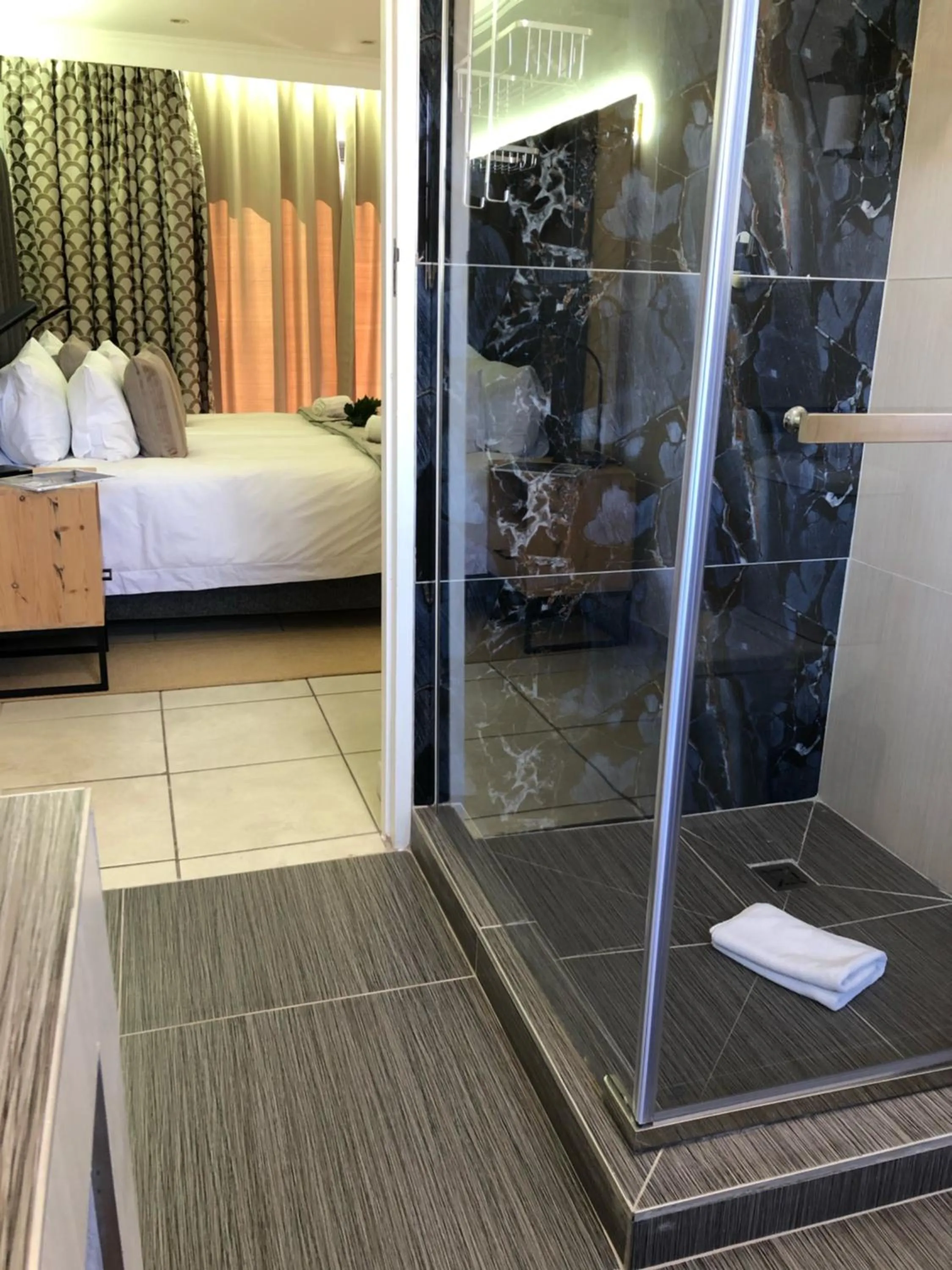 Bathroom, Bed in Pelican Lodge Guesthouse