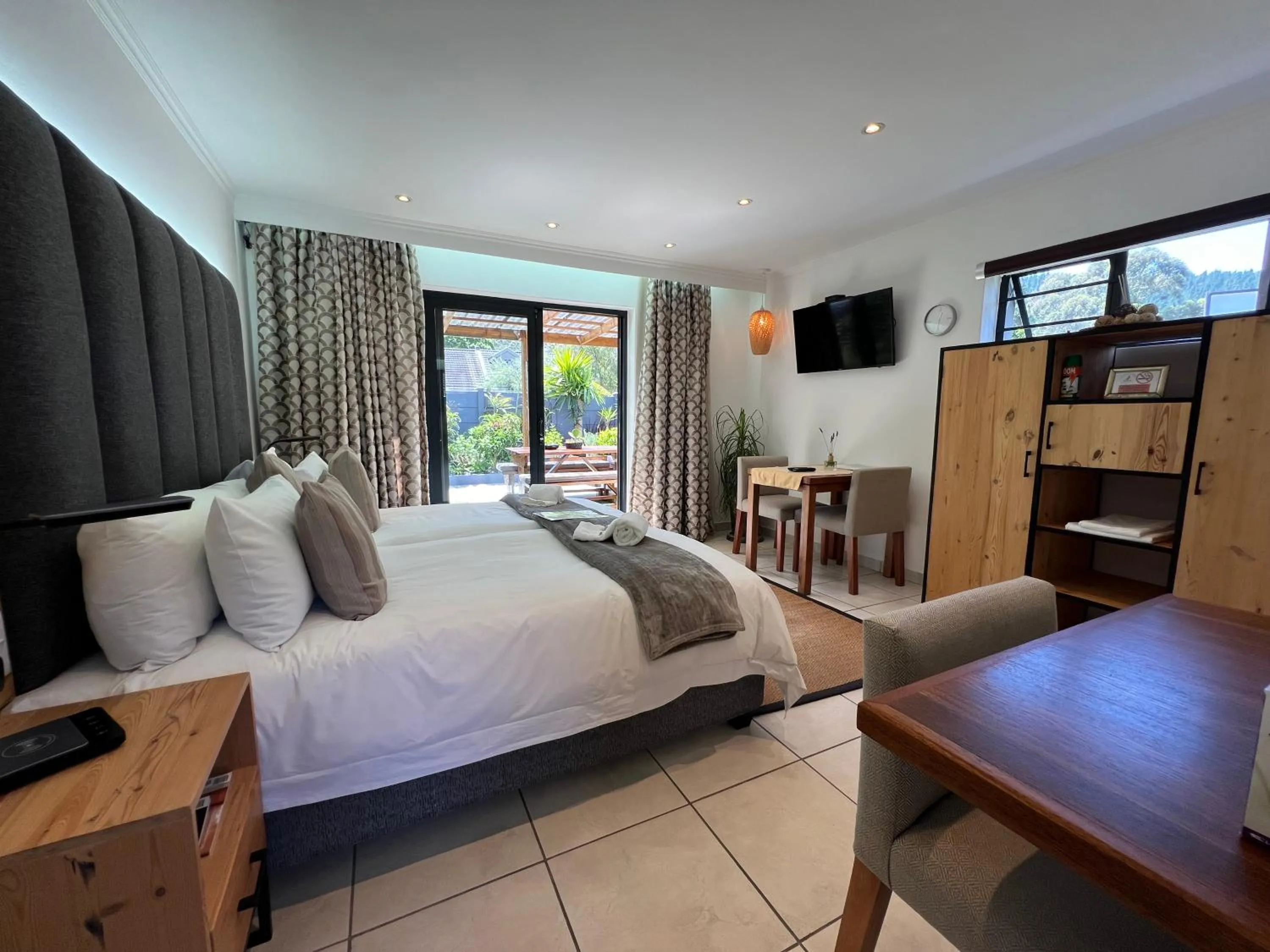 Bedroom, Bed in Pelican Lodge Guesthouse