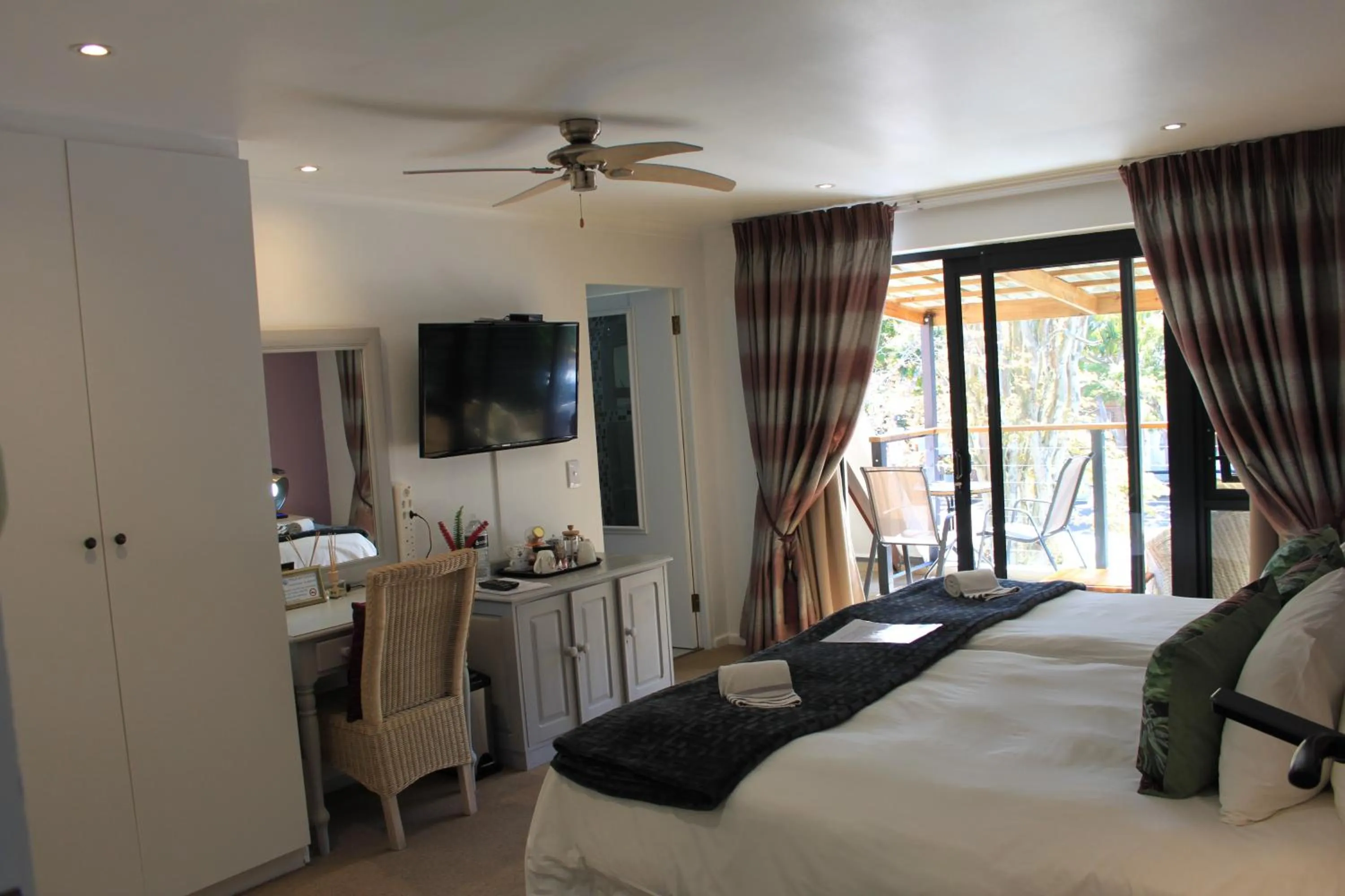 Bedroom, Bed in Pelican Lodge Guesthouse