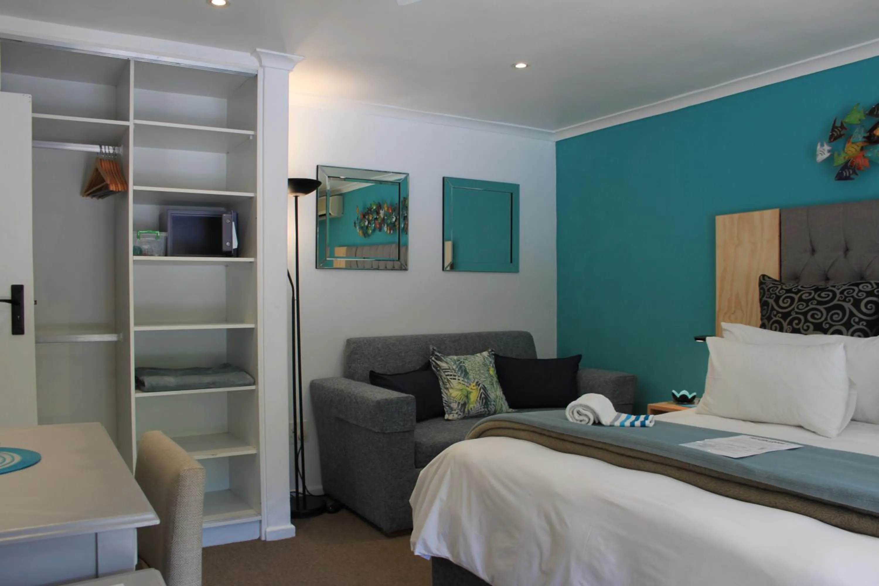 Seating area, Bed in Pelican Lodge Guesthouse