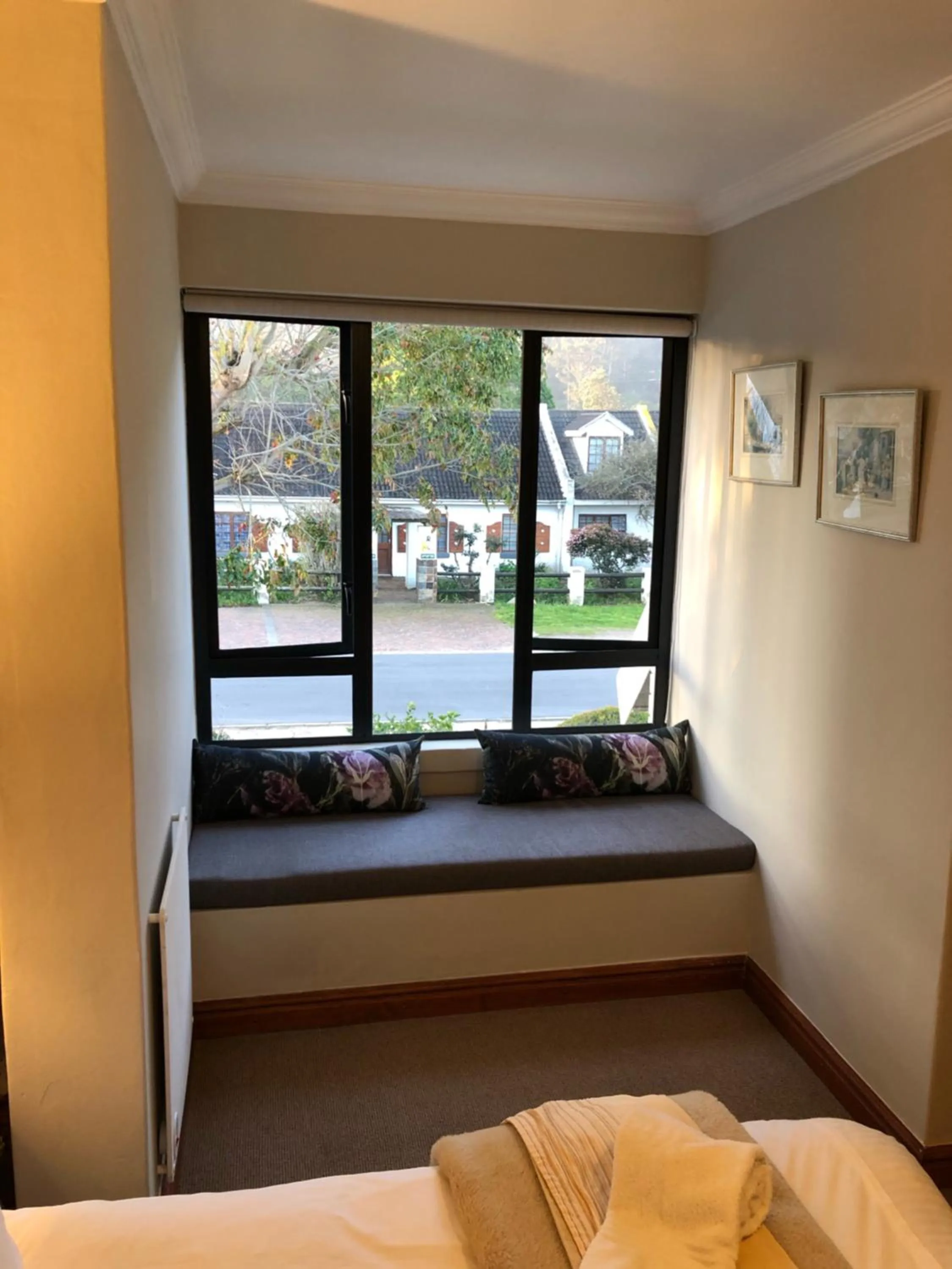 Seating area, Bed in Pelican Lodge Guesthouse