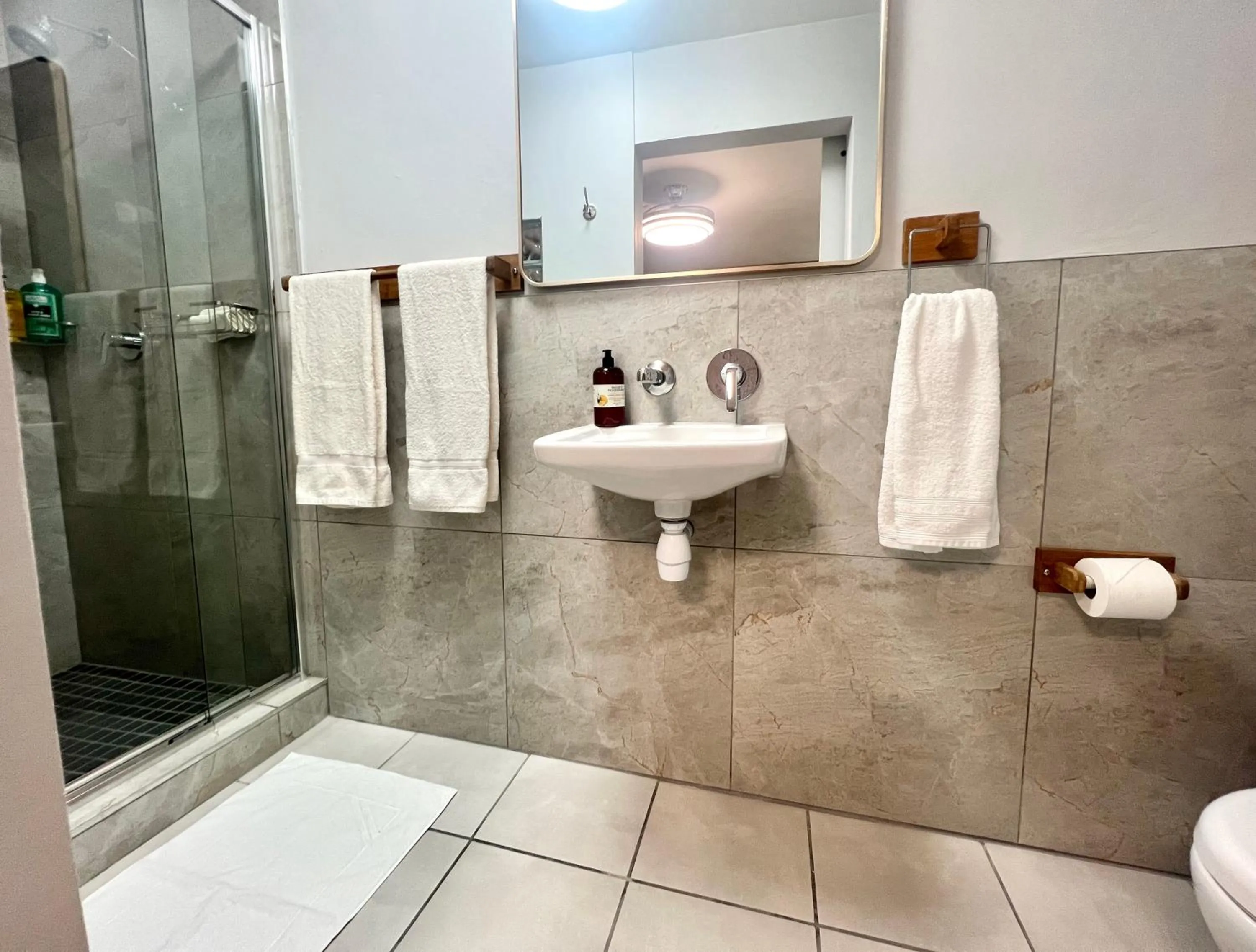 Bathroom in Pelican Lodge Guesthouse